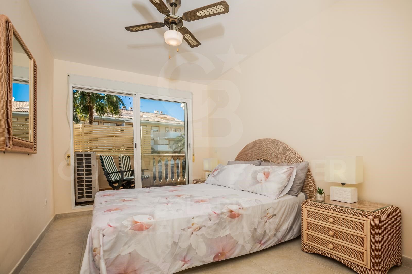 APPARTEMENT EXCLUSIF À JÁVEA - À 200M DE LA PLAGE DE L'ARENAL