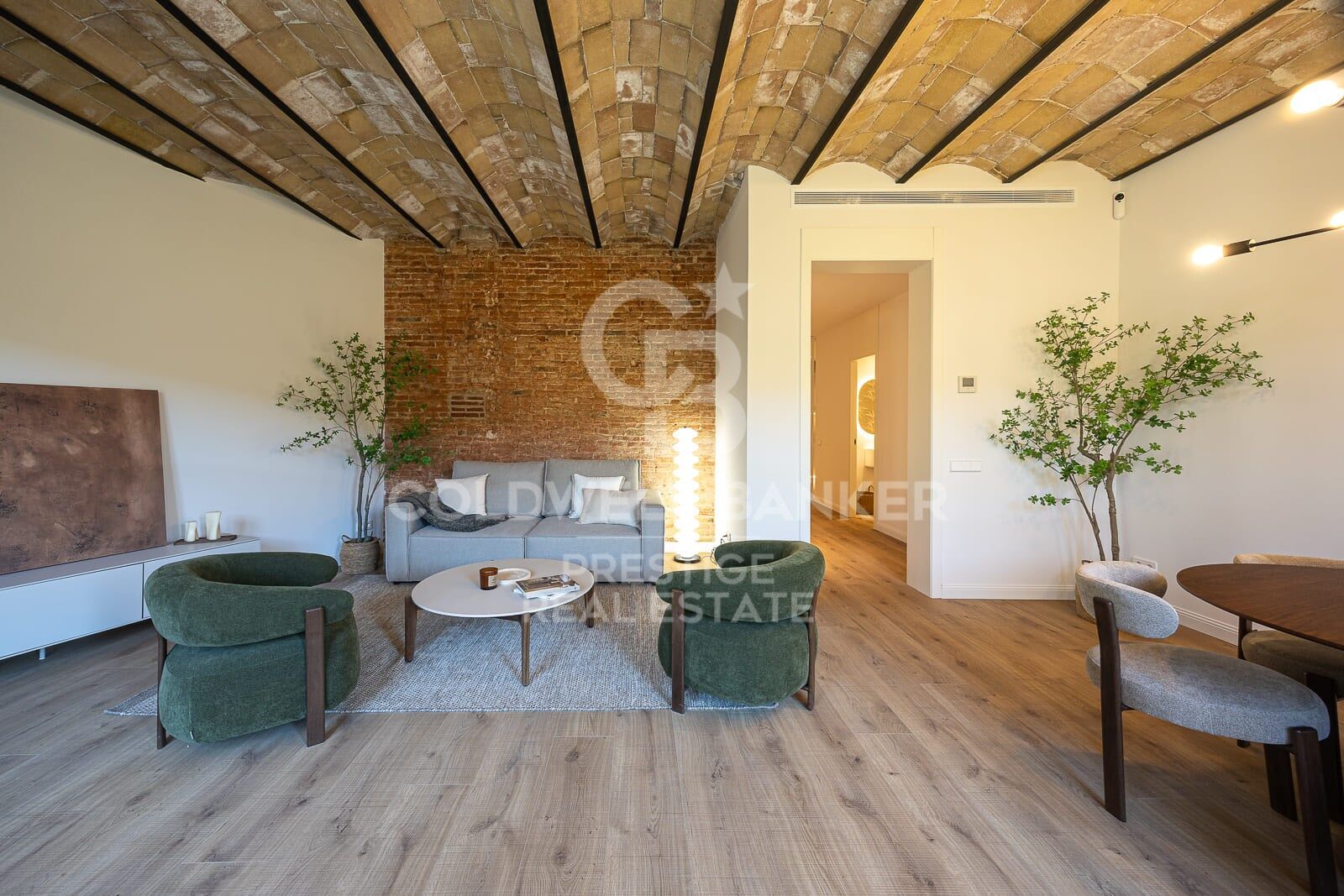 En venta piso reformado con terraza en Eixample Derecho