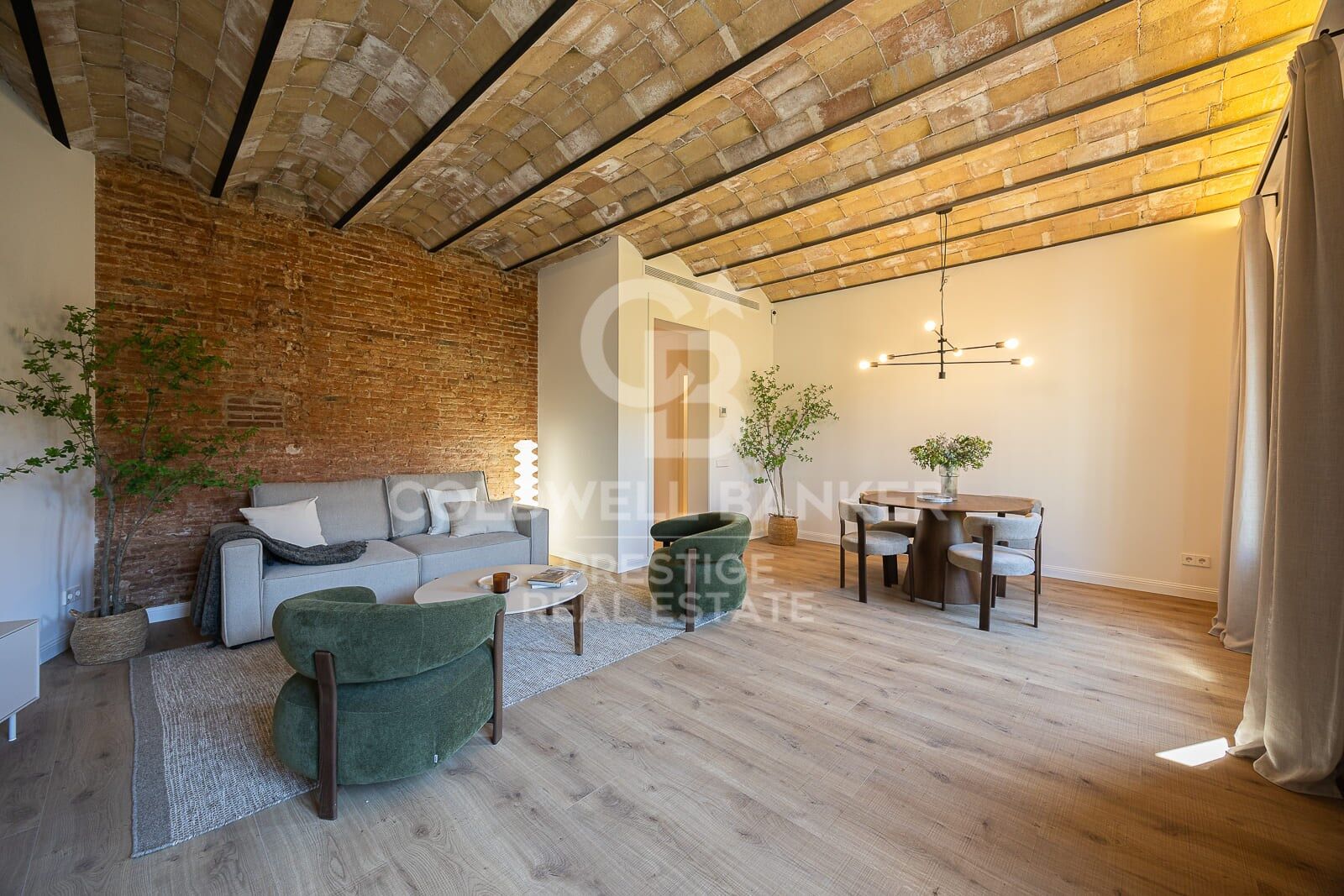 For sale: Renovated apartment with a terrace in Eixample Derecho