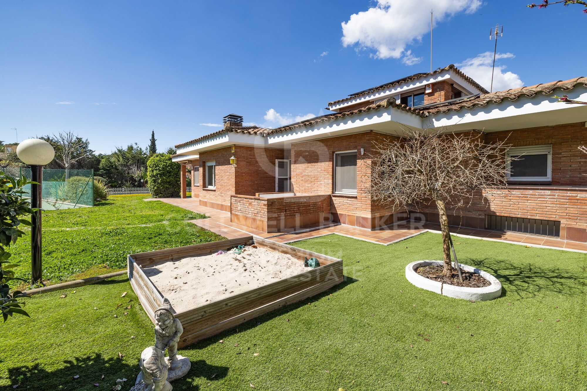 SPECTACULAR AND SUSTAINABLE HOUSE IN BELLATERRA