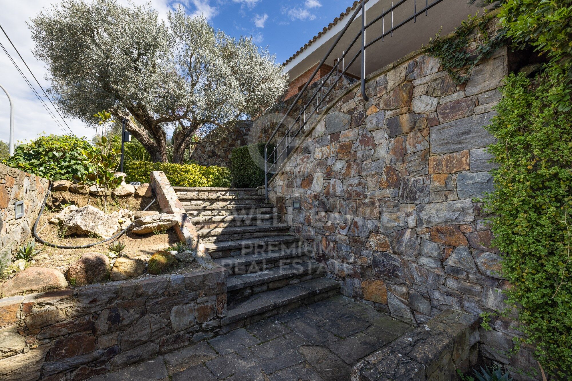 SPECTACULAR AND SUSTAINABLE HOUSE IN BELLATERRA