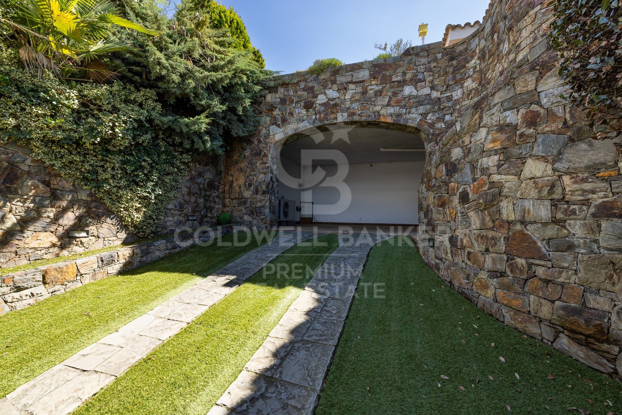 SPECTACULAR AND SUSTAINABLE HOUSE IN BELLATERRA