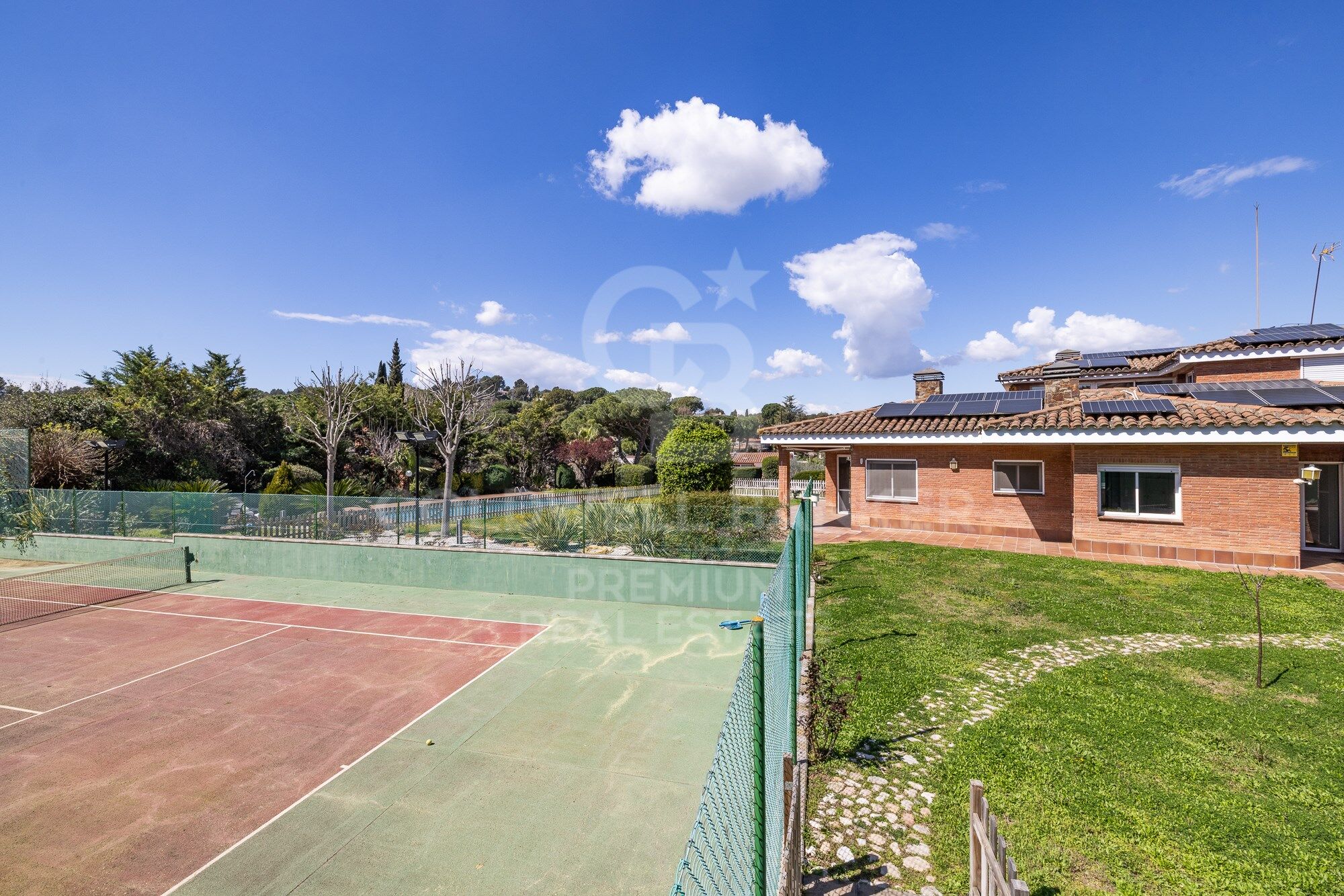 SPECTACULAR AND SUSTAINABLE HOUSE IN BELLATERRA