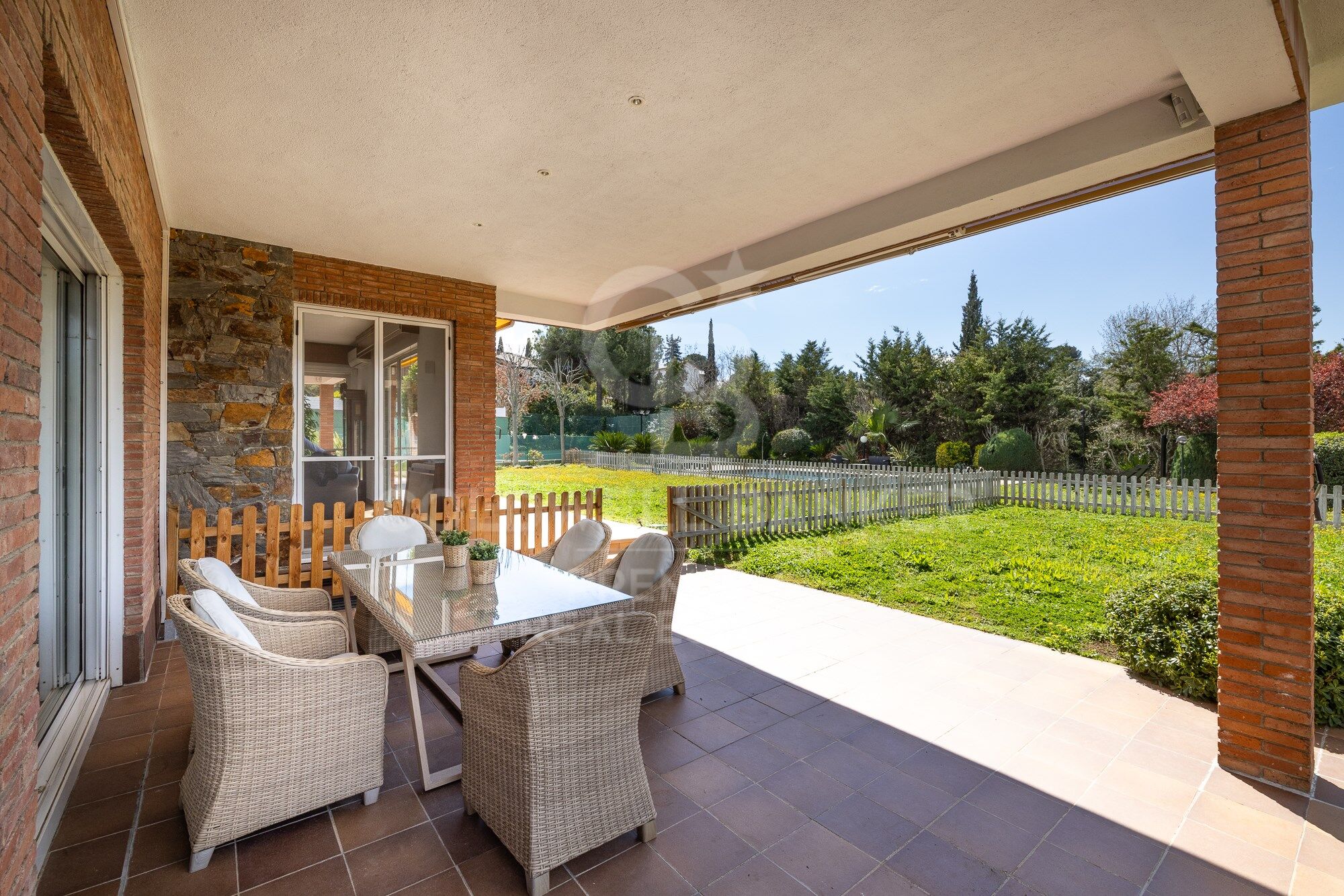 SPECTACULAR AND SUSTAINABLE HOUSE IN BELLATERRA