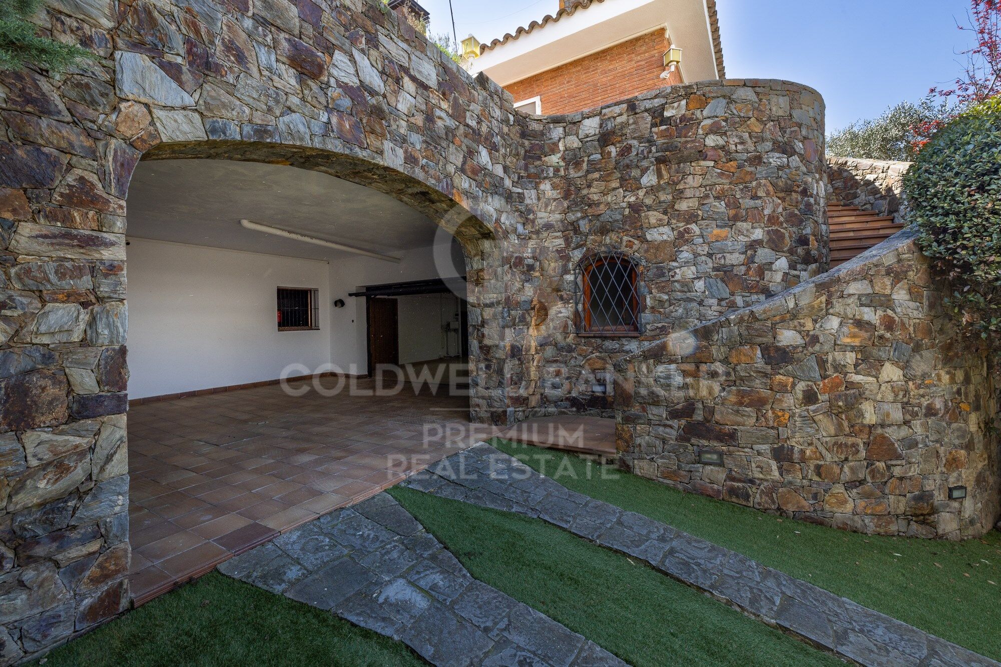 SPECTACULAR AND SUSTAINABLE HOUSE IN BELLATERRA