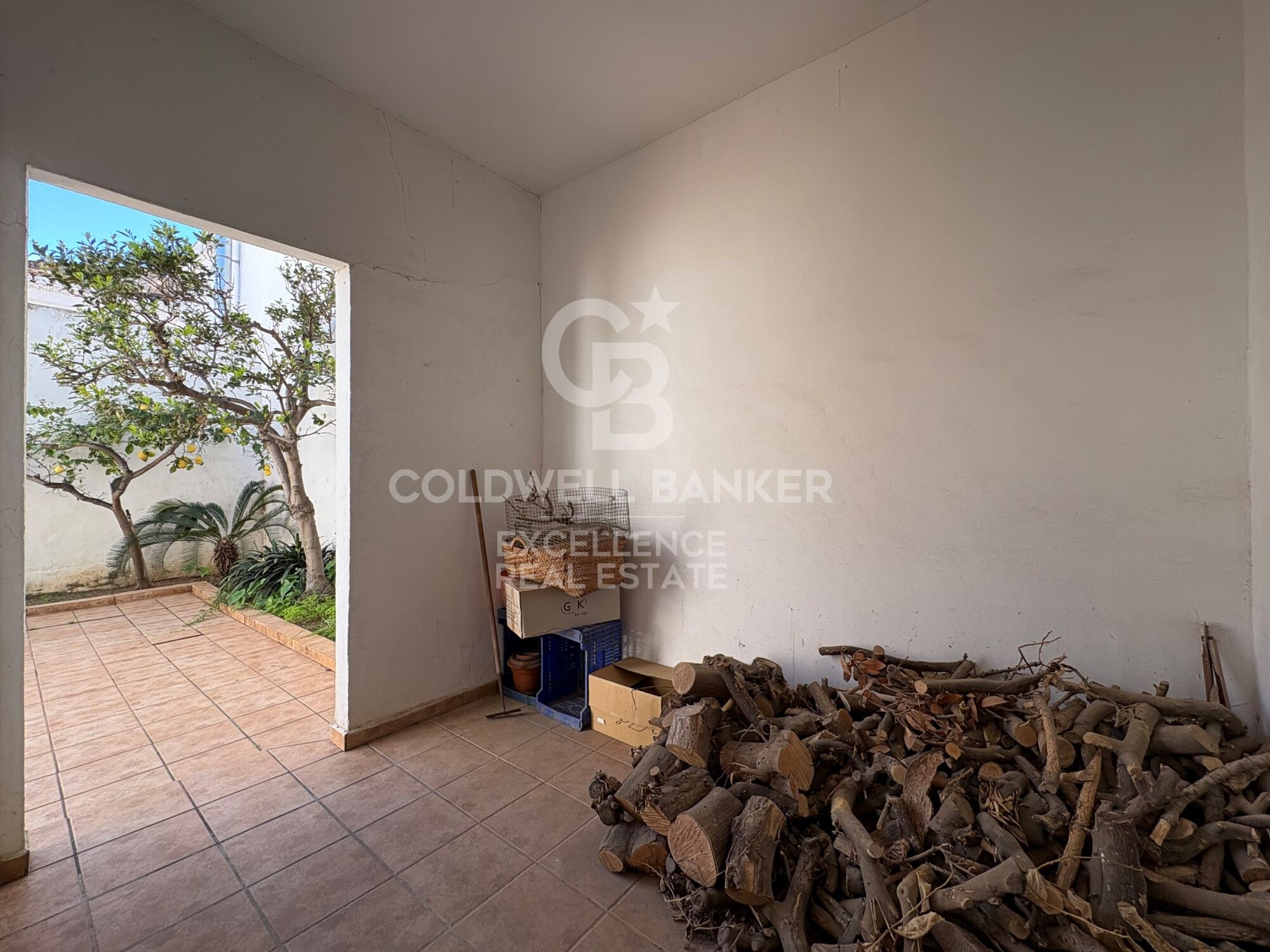 Charming Village House in Xeresa - 240 m², 5 Bedrooms and Great Potential