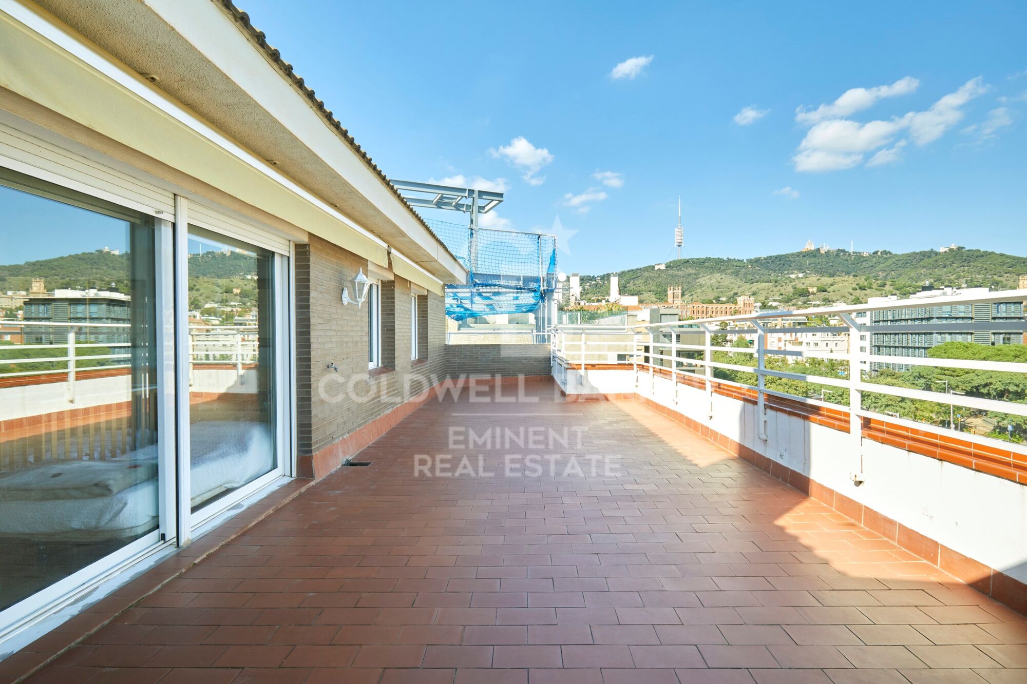Ático Dúplex Exclusivo en Sarrià con Terraza Panorámica y Vistas Espectaculares.