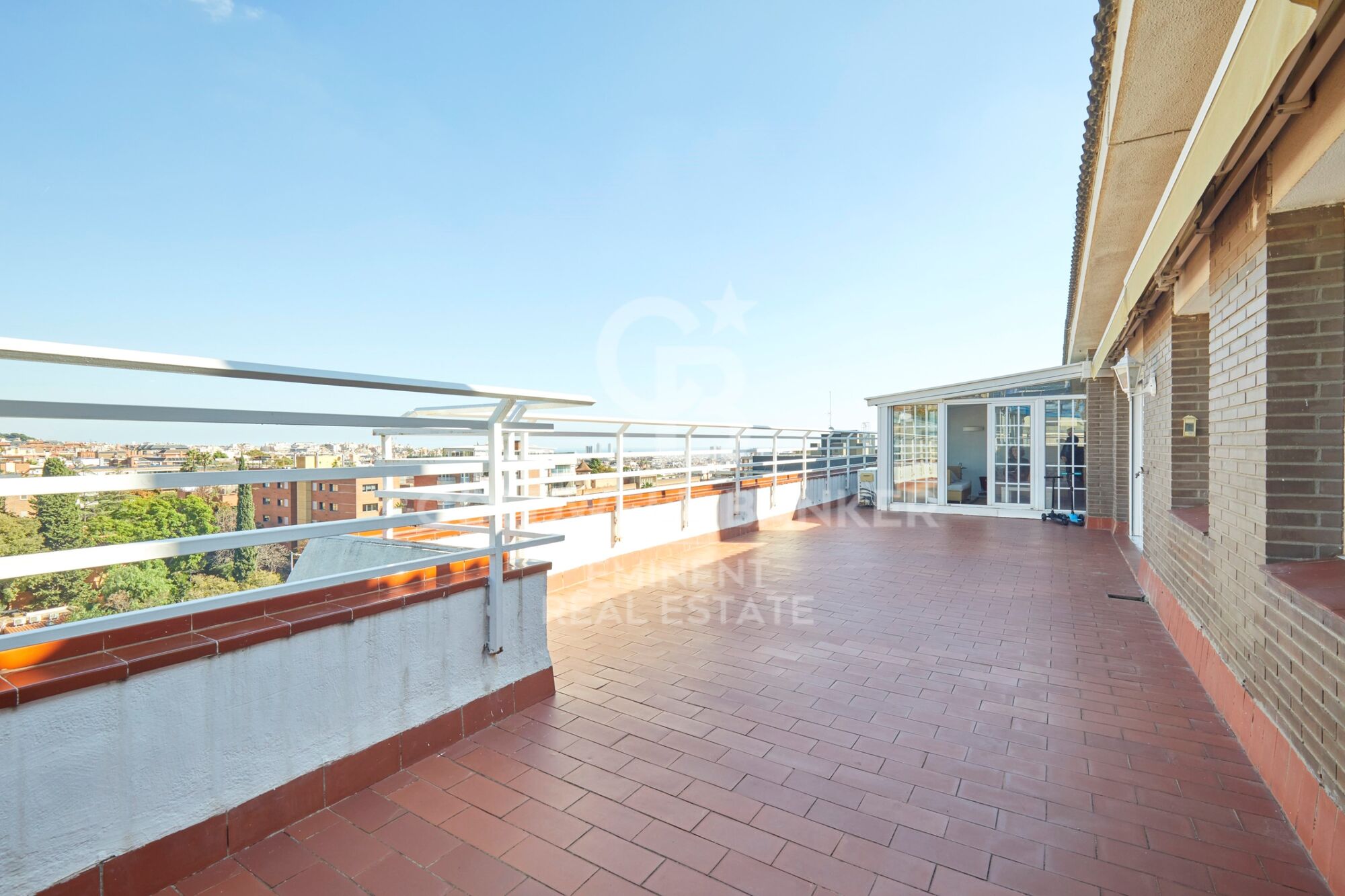 Ático Dúplex Exclusivo en Sarrià con Terraza Panorámica y Vistas Espectaculares.