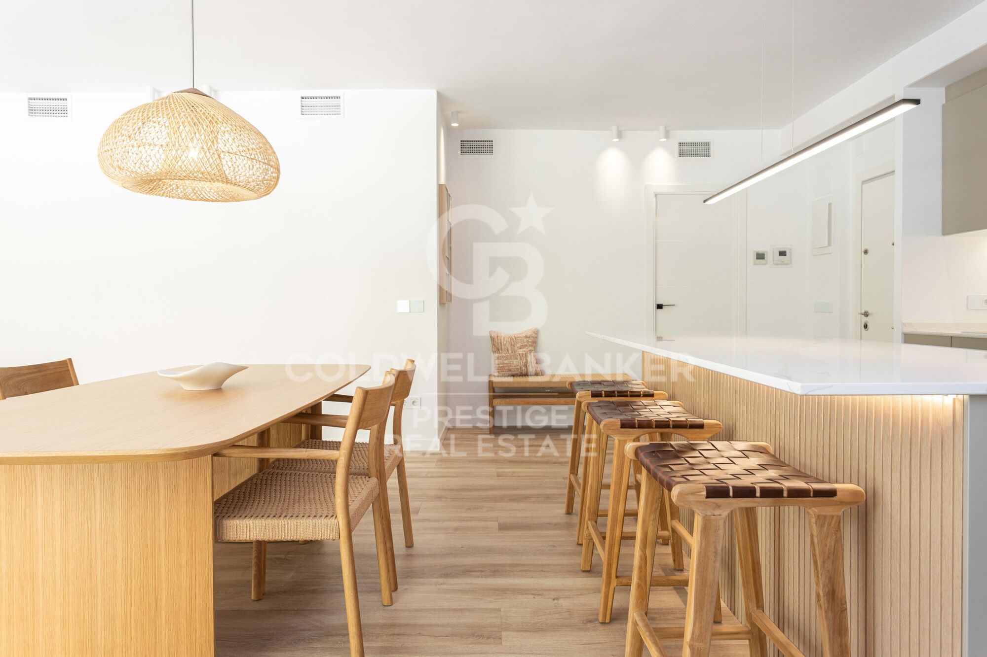 Espectacular piso reformado y piscina comunitaria en Poblenou