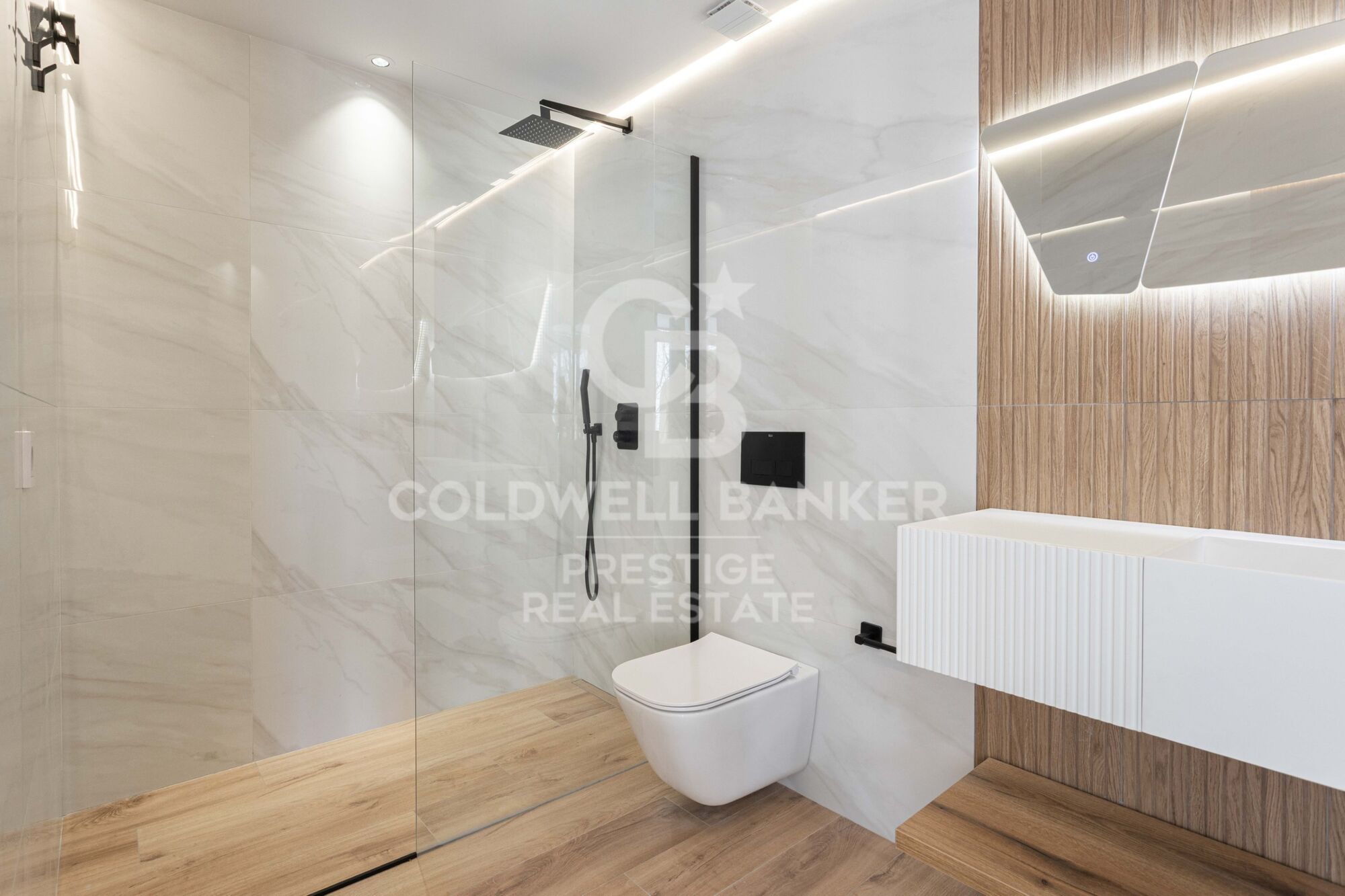 Espectacular piso reformado y piscina comunitaria en Poblenou