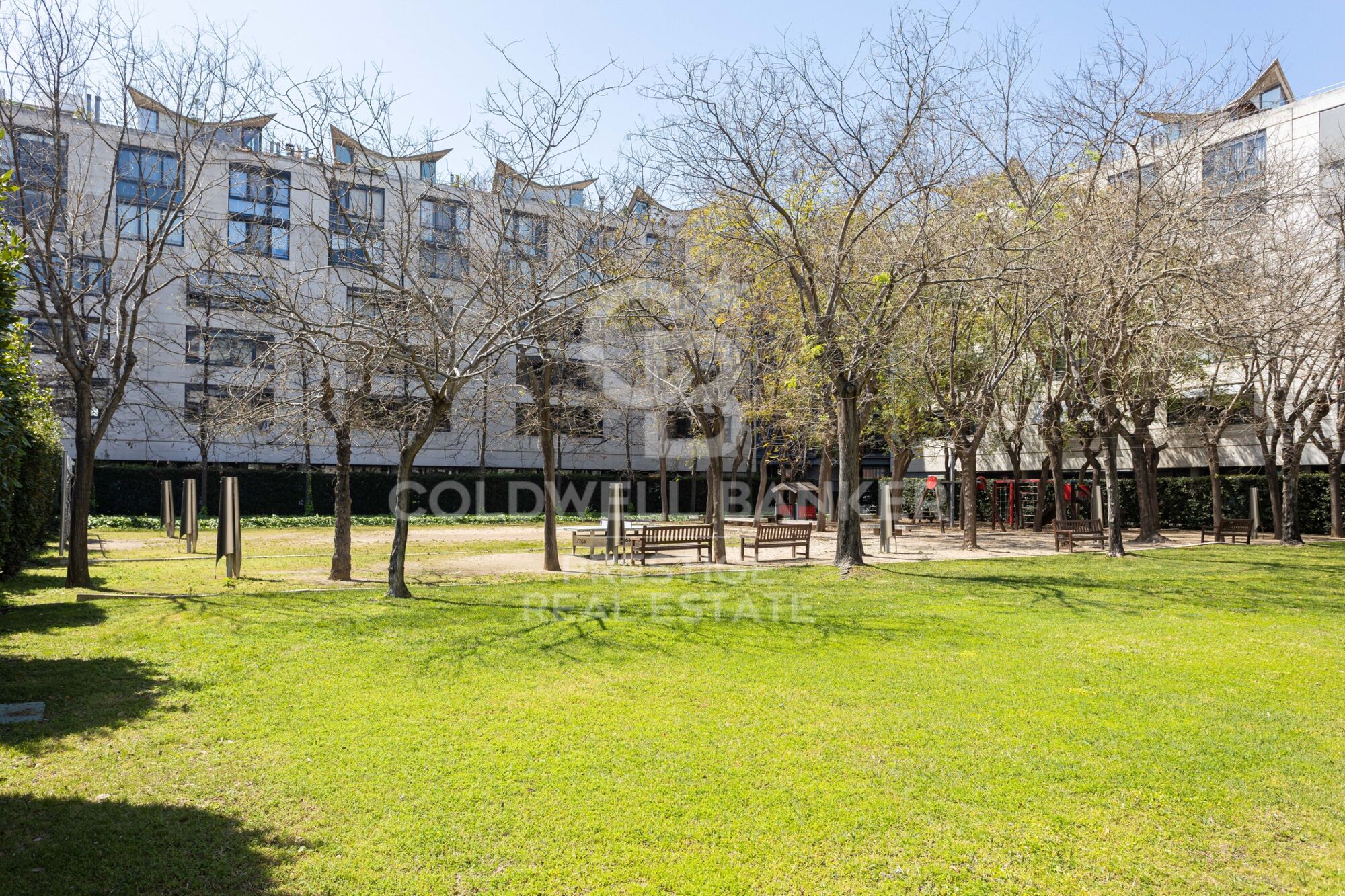 Espectacular piso reformado y piscina comunitaria en Poblenou