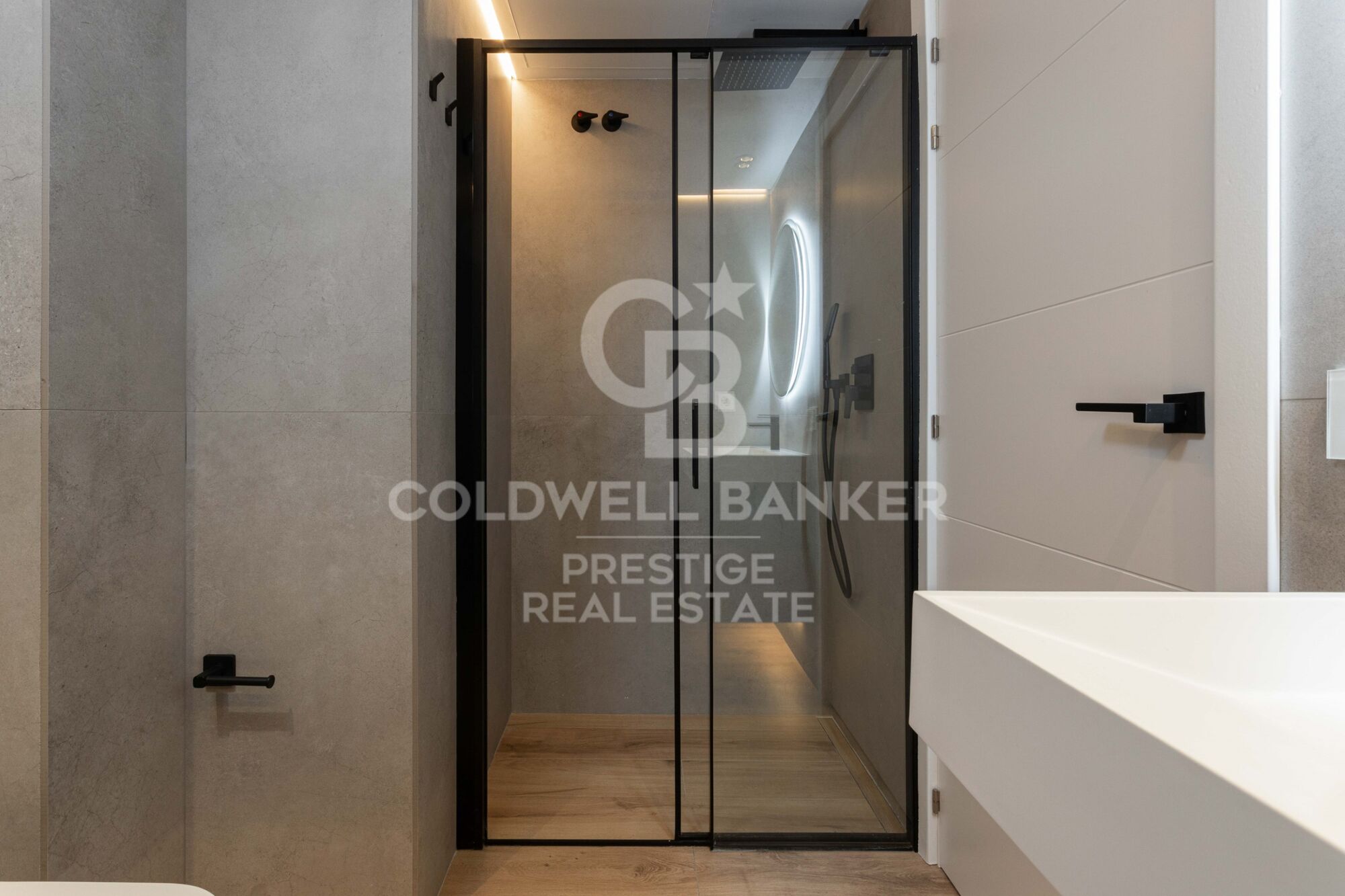 Spektakulär renovierte Wohnung mit Balkon, Pool und nur wenige Schritte vom Strand entfernt.