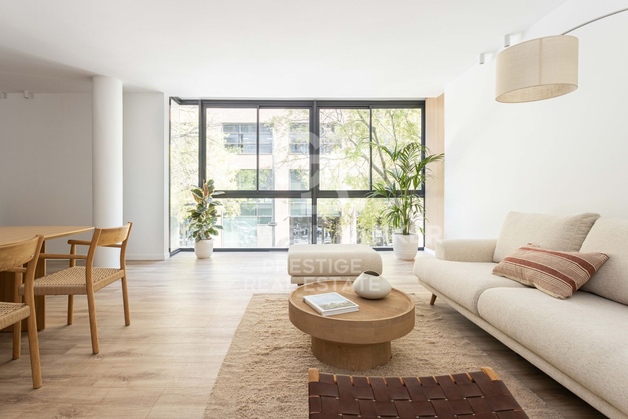 Spektakulär renovierte Wohnung mit Balkon, Pool und nur wenige Schritte vom Strand entfernt.