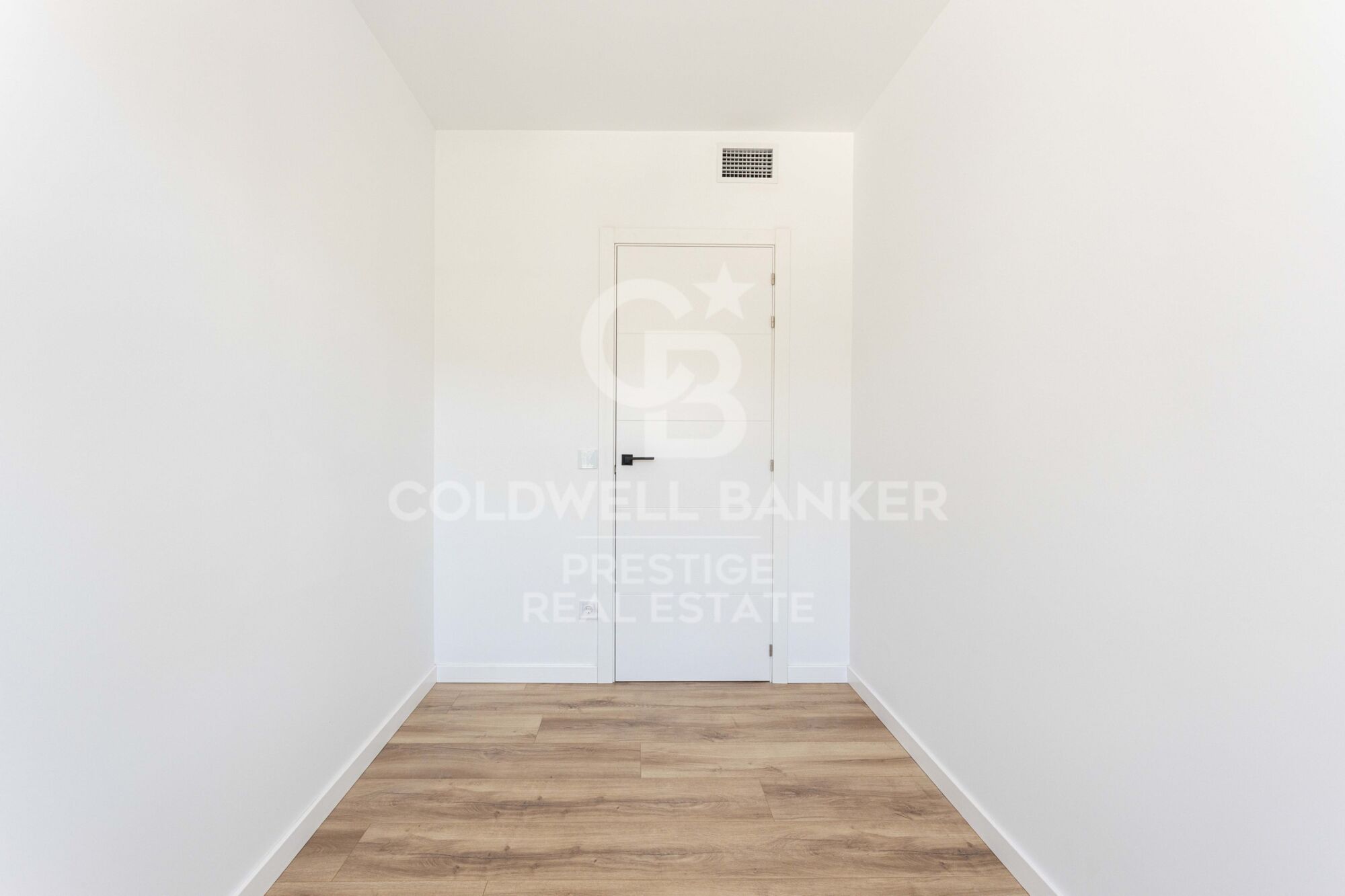 Spektakulär renovierte Wohnung mit Balkon, Pool und nur wenige Schritte vom Strand entfernt.