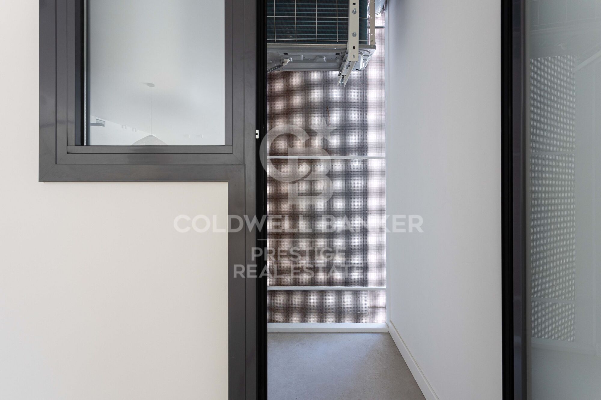 Spektakulär renovierte Wohnung mit Balkon, Pool und nur wenige Schritte vom Strand entfernt.