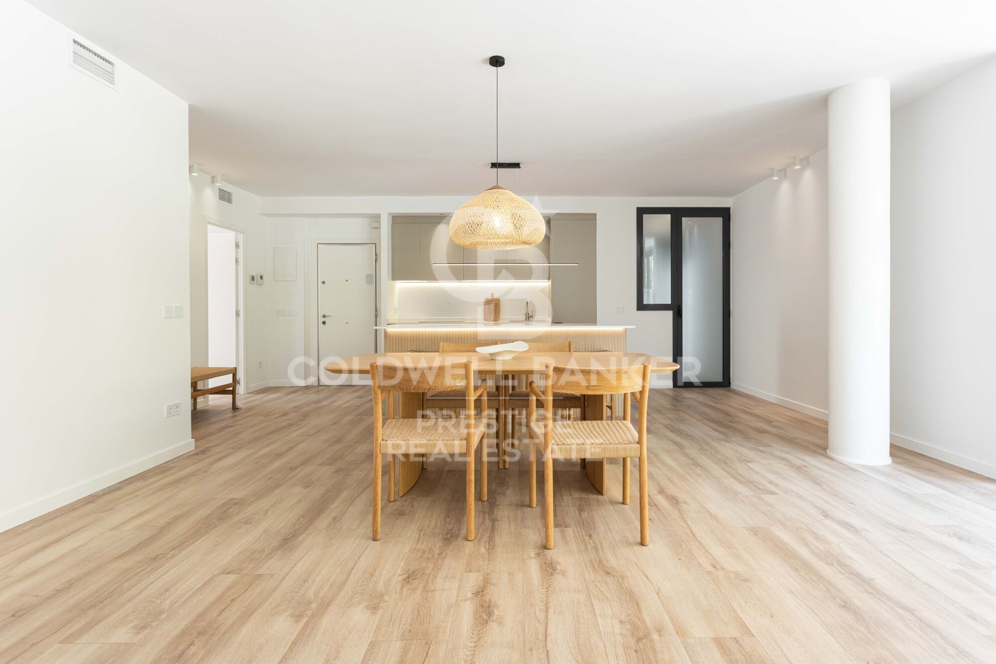 Spektakulär renovierte Wohnung mit Balkon, Pool und nur wenige Schritte vom Strand entfernt.