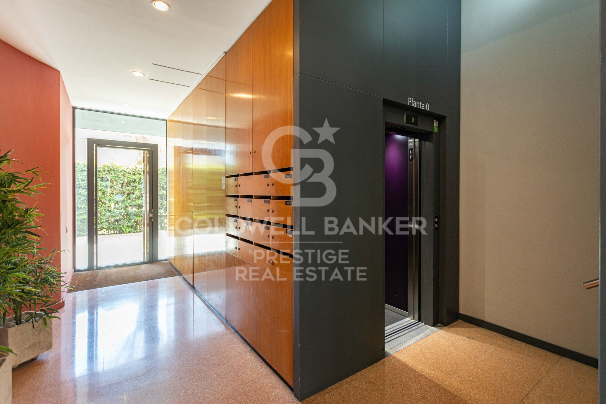 Spektakulär renovierte Wohnung mit Balkon, Pool und nur wenige Schritte vom Strand entfernt.