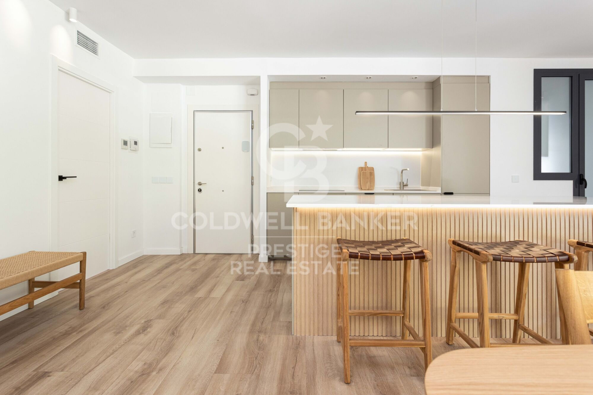 Spektakulär renovierte Wohnung mit Balkon, Pool und nur wenige Schritte vom Strand entfernt.