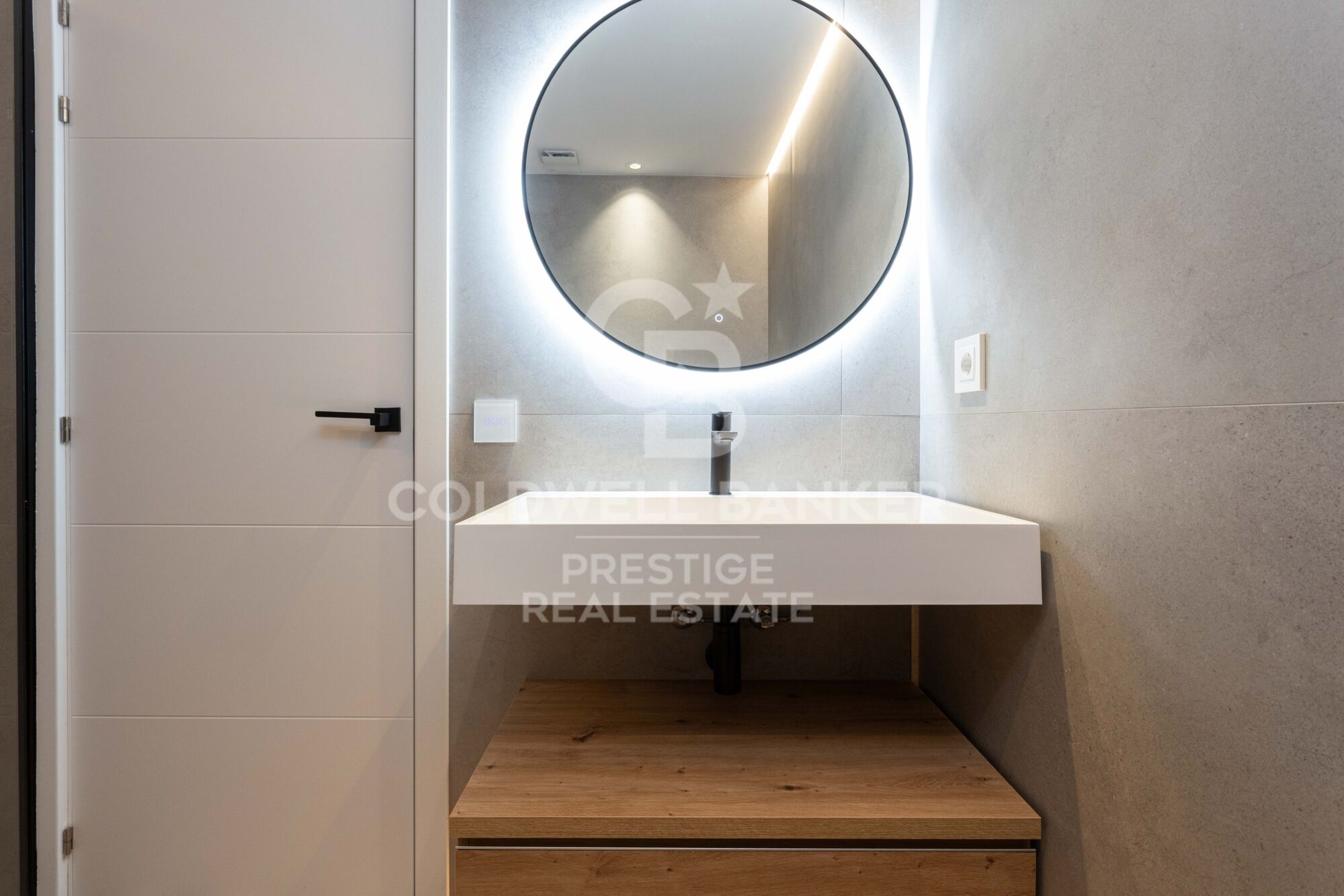 Spektakulär renovierte Wohnung mit Balkon, Pool und nur wenige Schritte vom Strand entfernt.