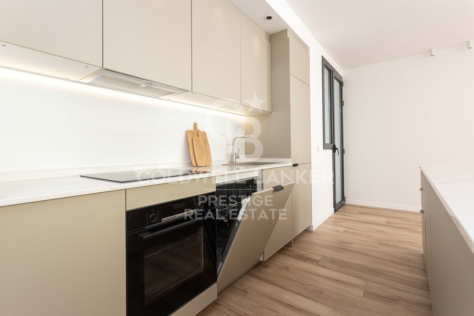 Spektakulär renovierte Wohnung mit Balkon, Pool und nur wenige Schritte vom Strand entfernt.