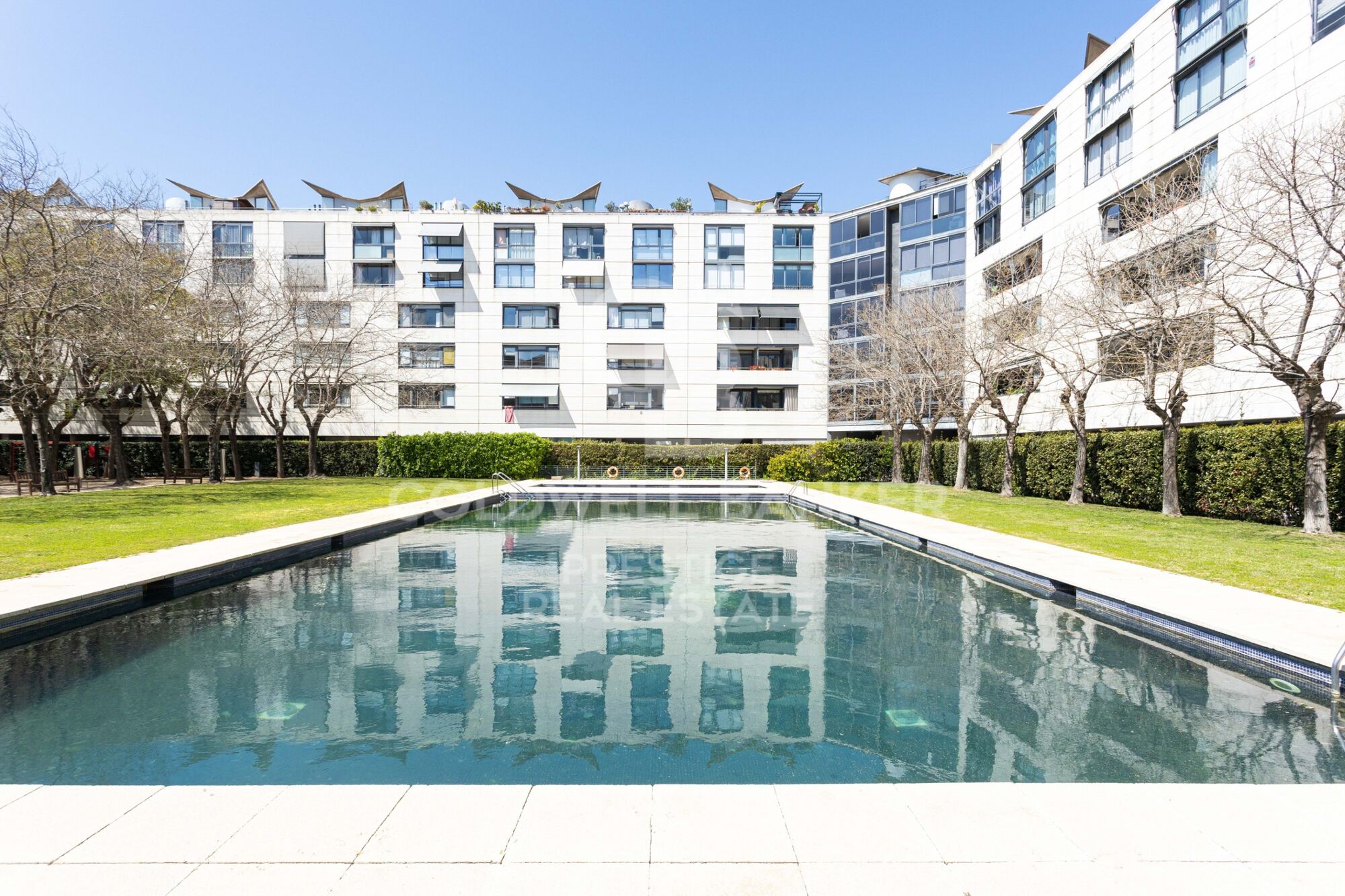 Spektakulär renovierte Wohnung mit Balkon, Pool und nur wenige Schritte vom Strand entfernt.