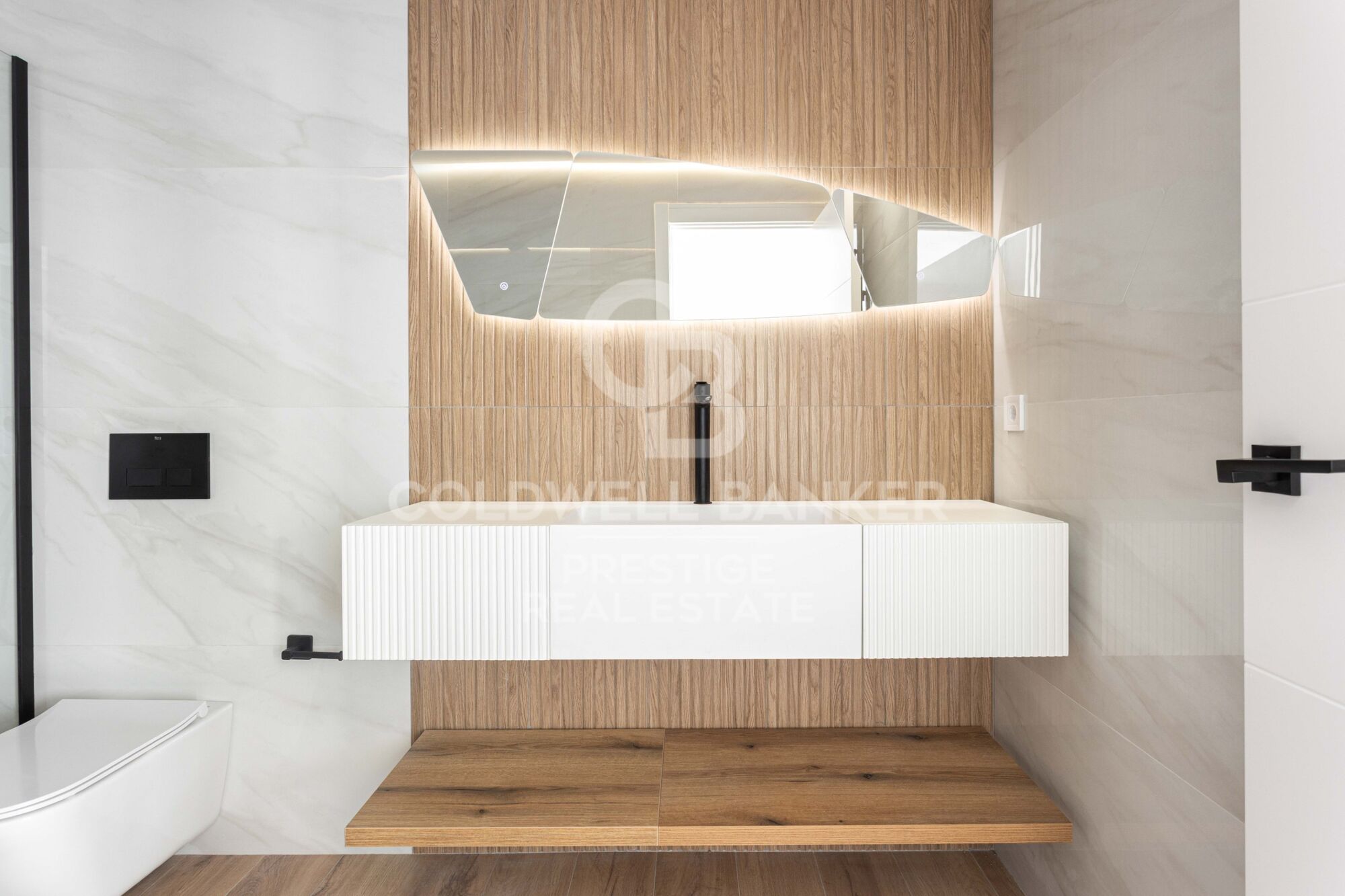 Spektakulär renovierte Wohnung mit Balkon, Pool und nur wenige Schritte vom Strand entfernt.