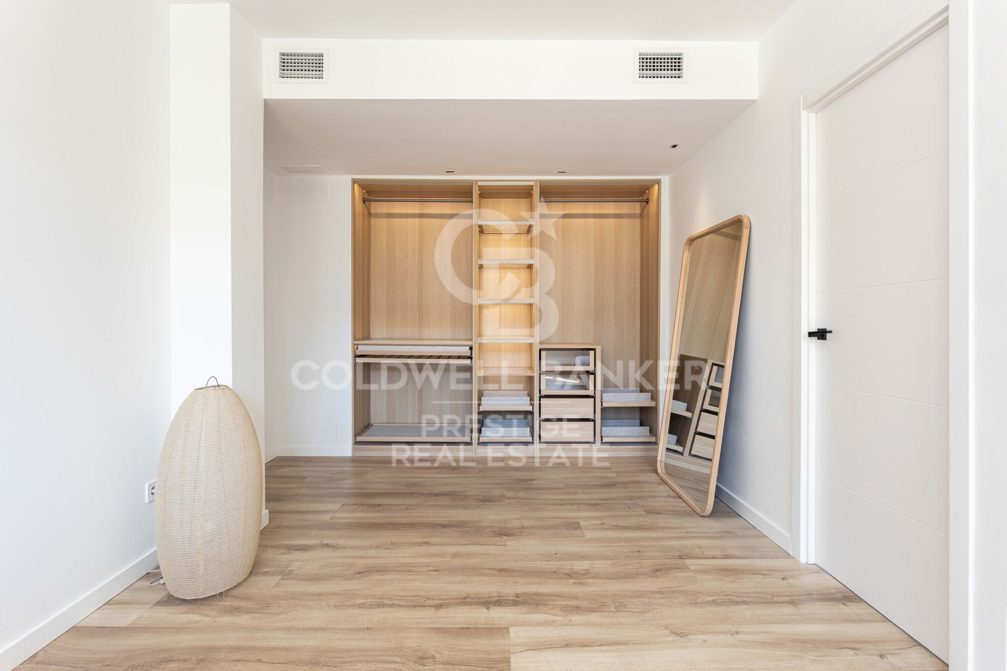 Espectacular piso reformado y piscina comunitaria en Poblenou