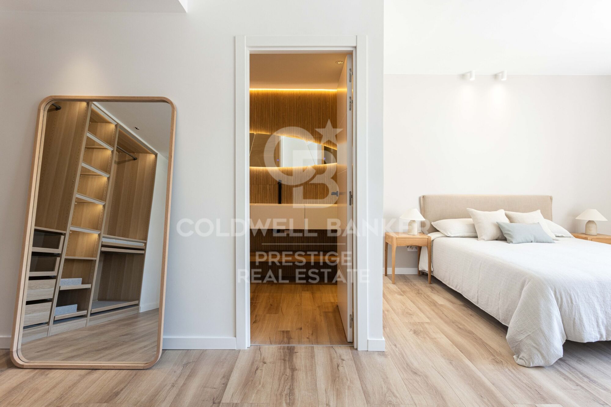 Espectacular piso reformado y piscina comunitaria en Poblenou