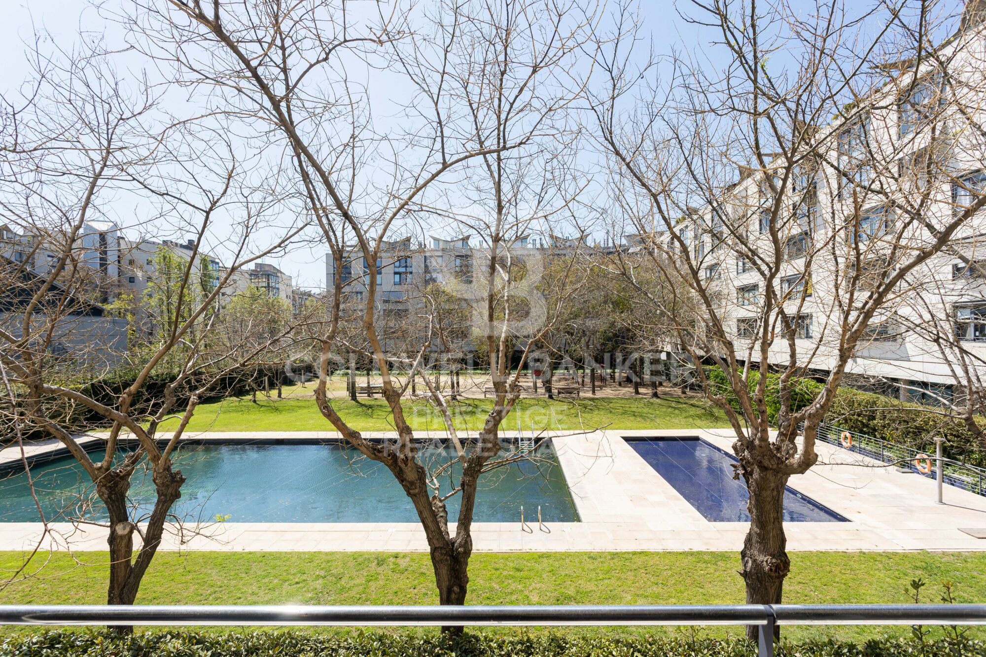 Espectacular piso reformado y piscina comunitaria en Poblenou