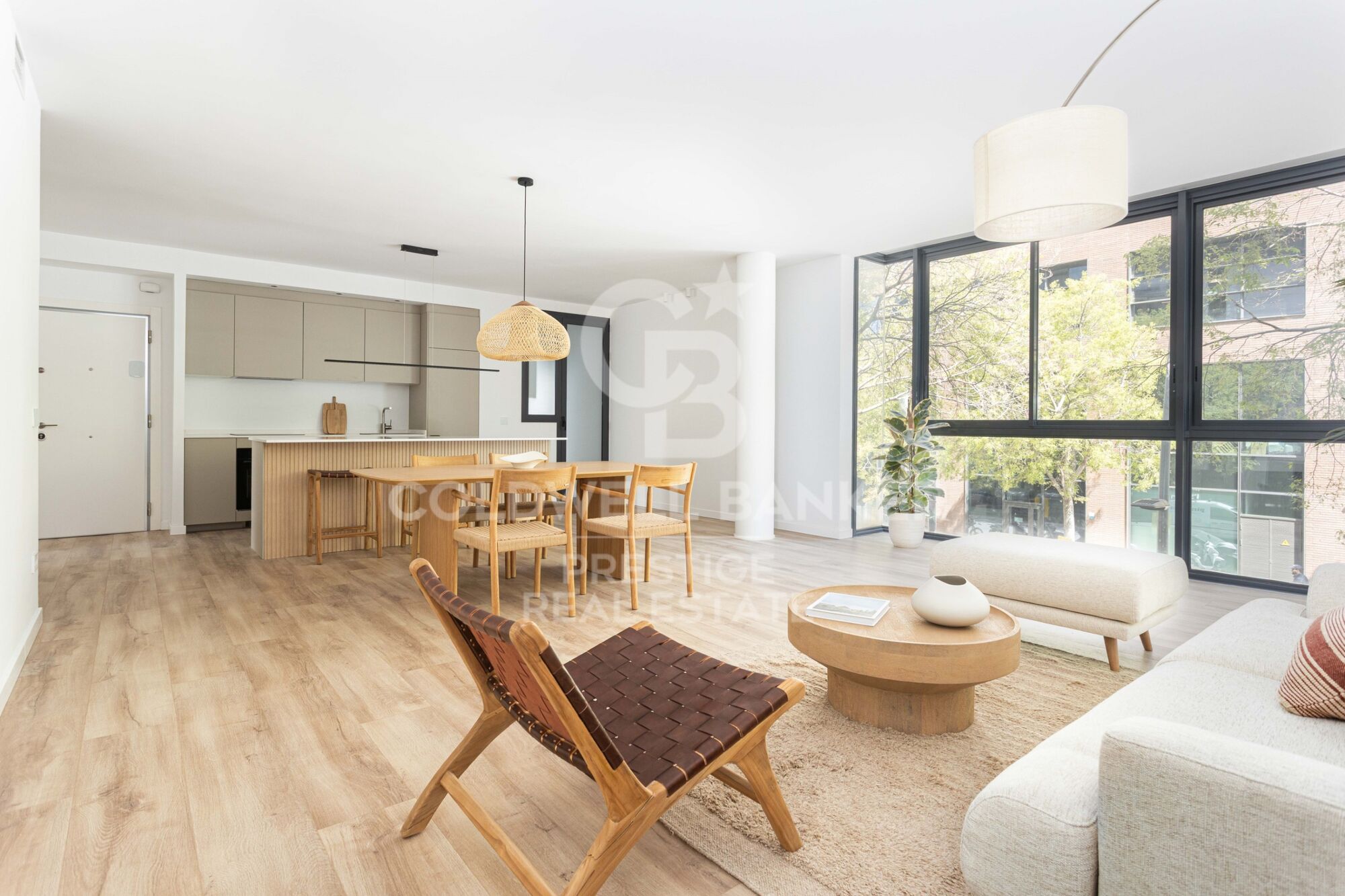 Spectaculaire appartement rénové avec balcon, piscine et à quelques pas de la plage.