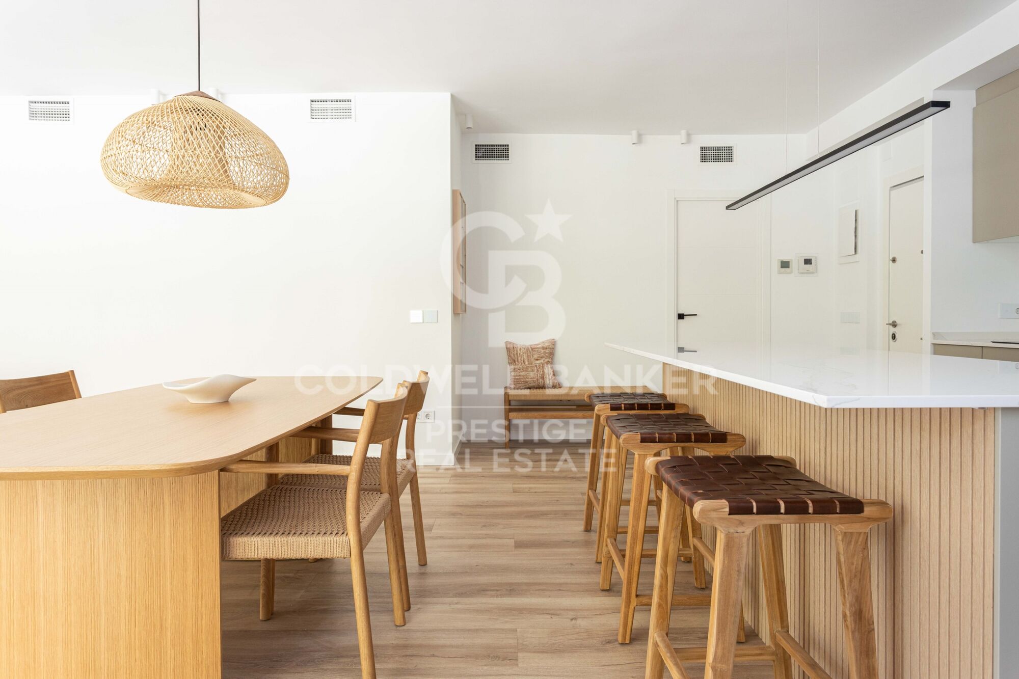 Spectaculaire appartement rénové avec balcon, piscine et à quelques pas de la plage.