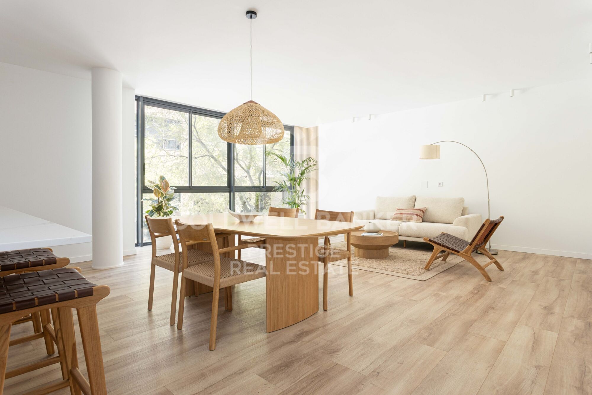 Spectacular renovated apartment with balcony, pool and just steps from the beach.