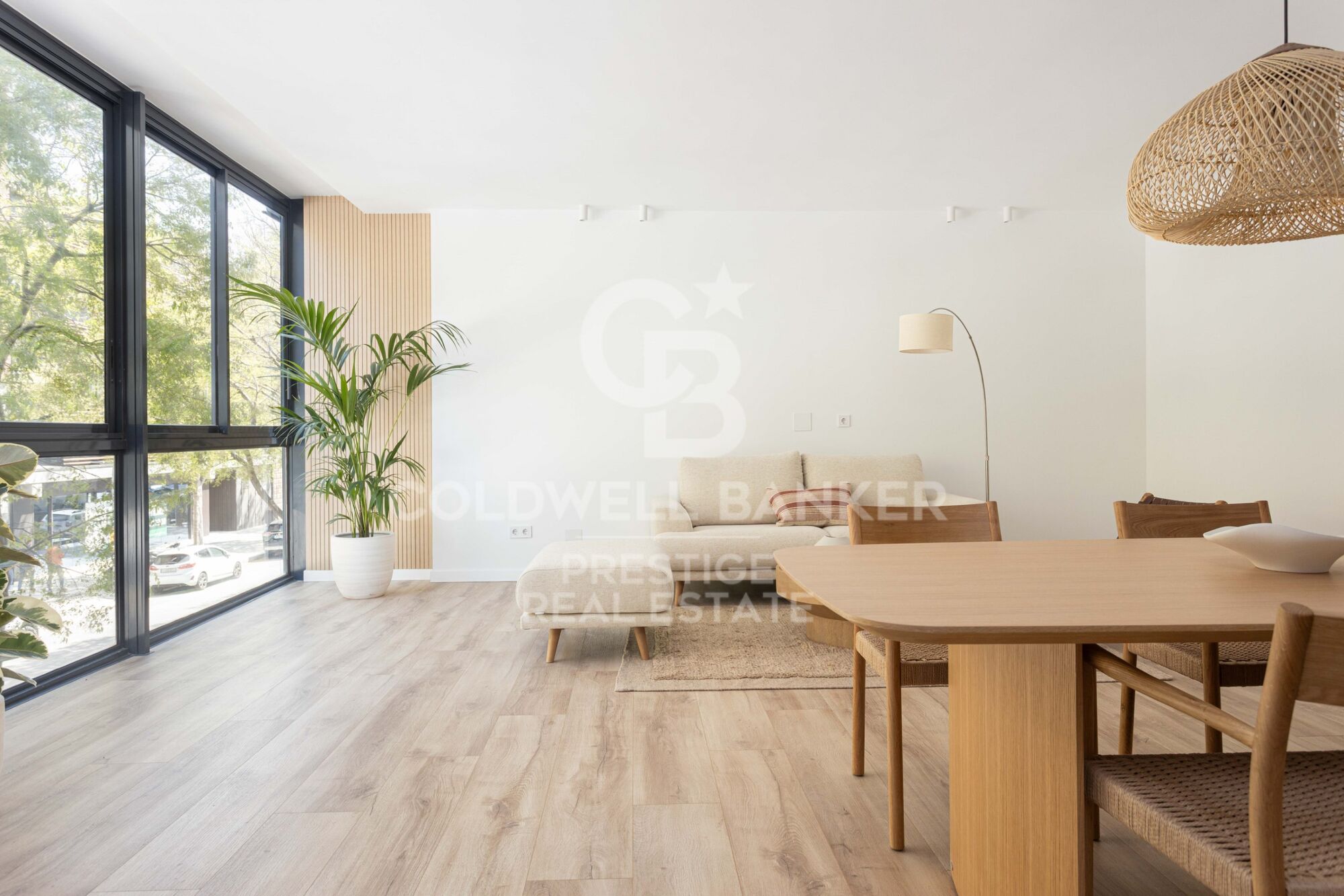 Spectacular renovated apartment with balcony, pool and just steps from the beach.