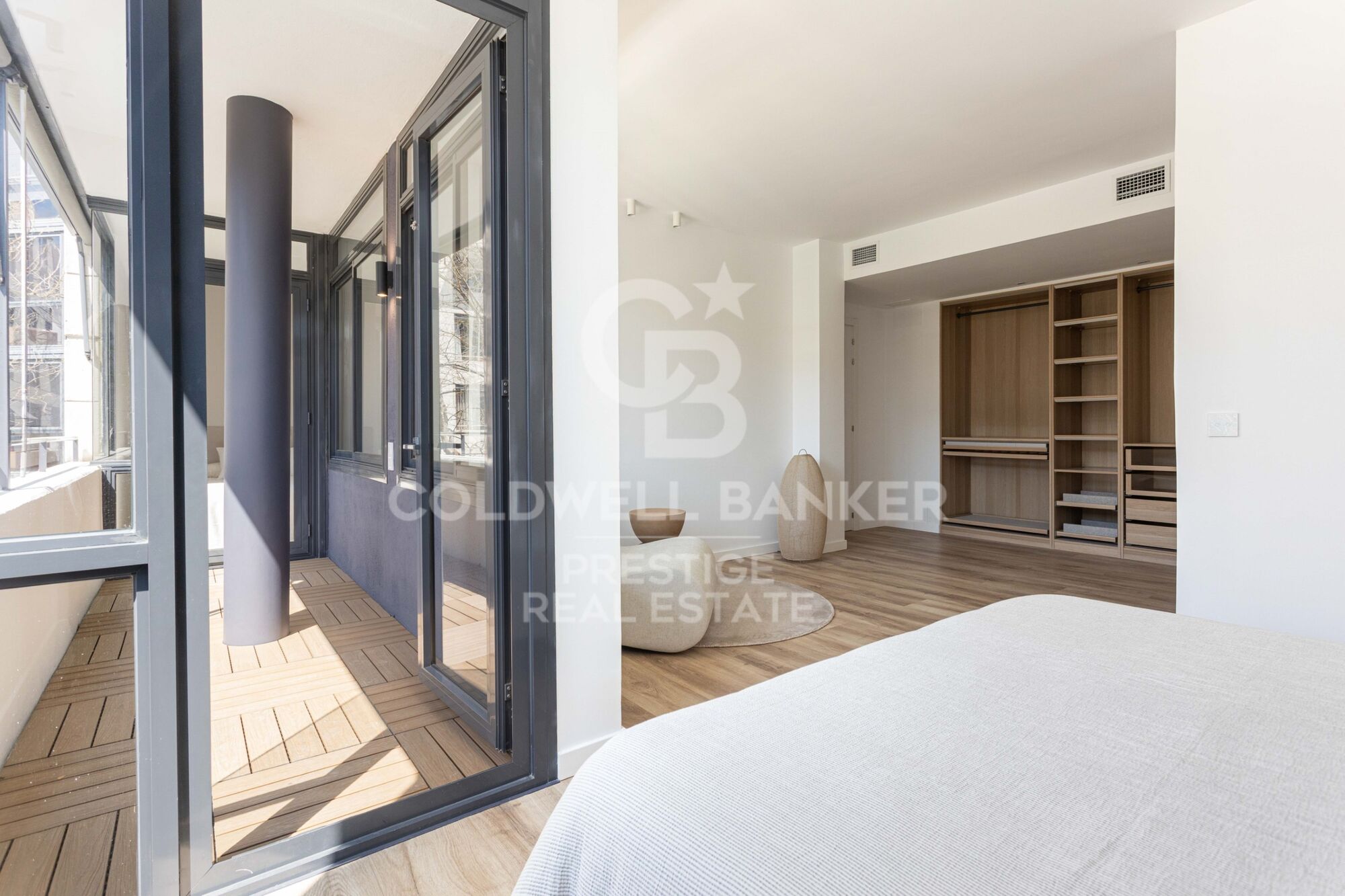 Spectacular renovated apartment with balcony, pool and just steps from the beach.