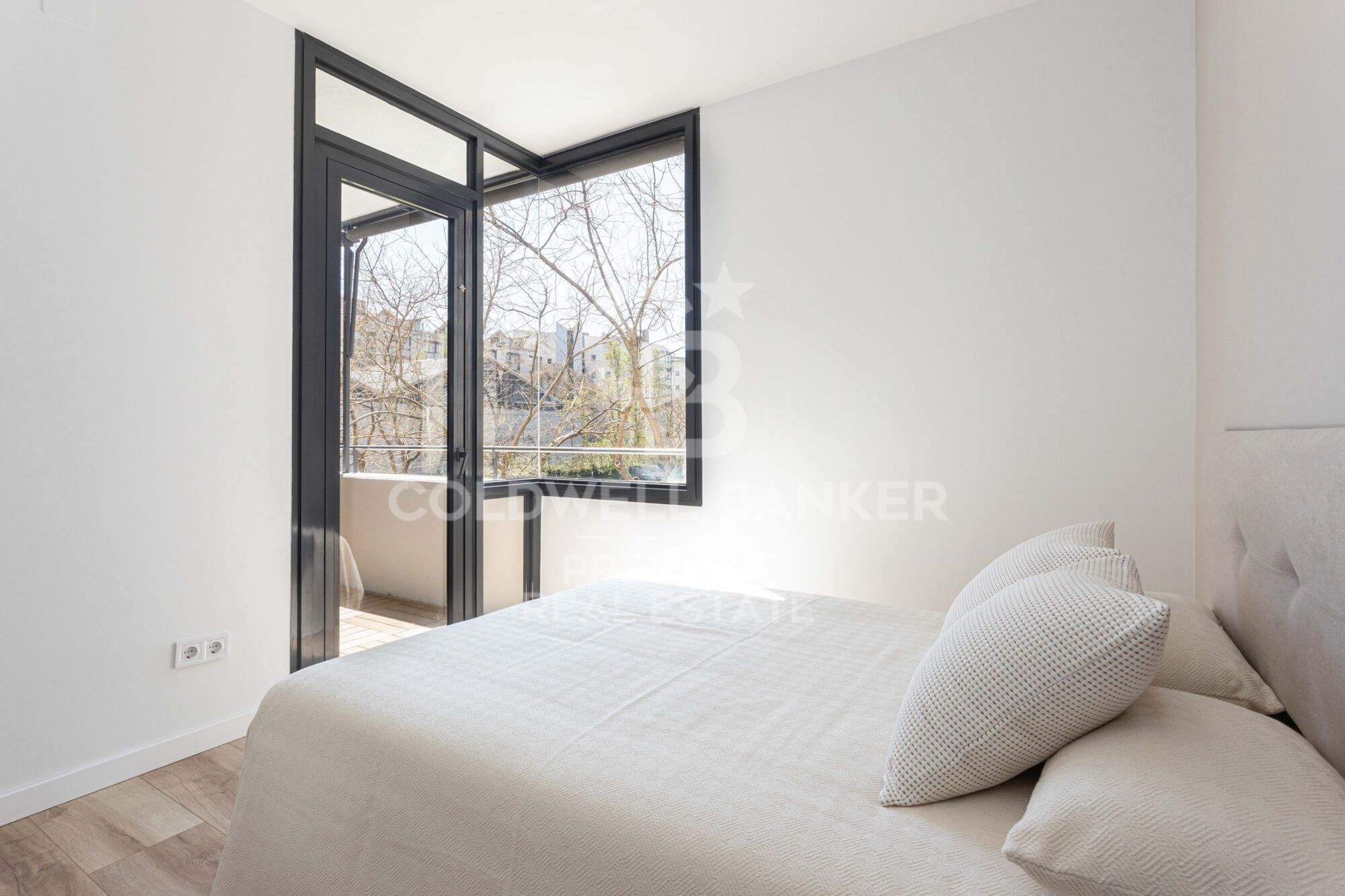 Spectacular renovated apartment with balcony, pool and just steps from the beach.
