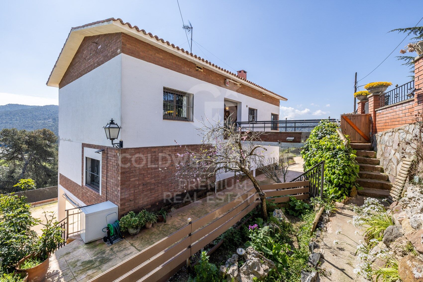 CHARMING HOUSE WITH A SEPARATE APARTMENT IN LA FLORESTA: