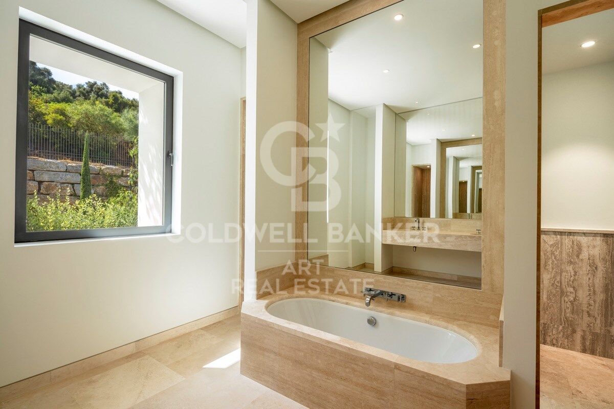 Sofisticada villa de estilo ibicenco en prestigiosa Finca Cortesín, Casares