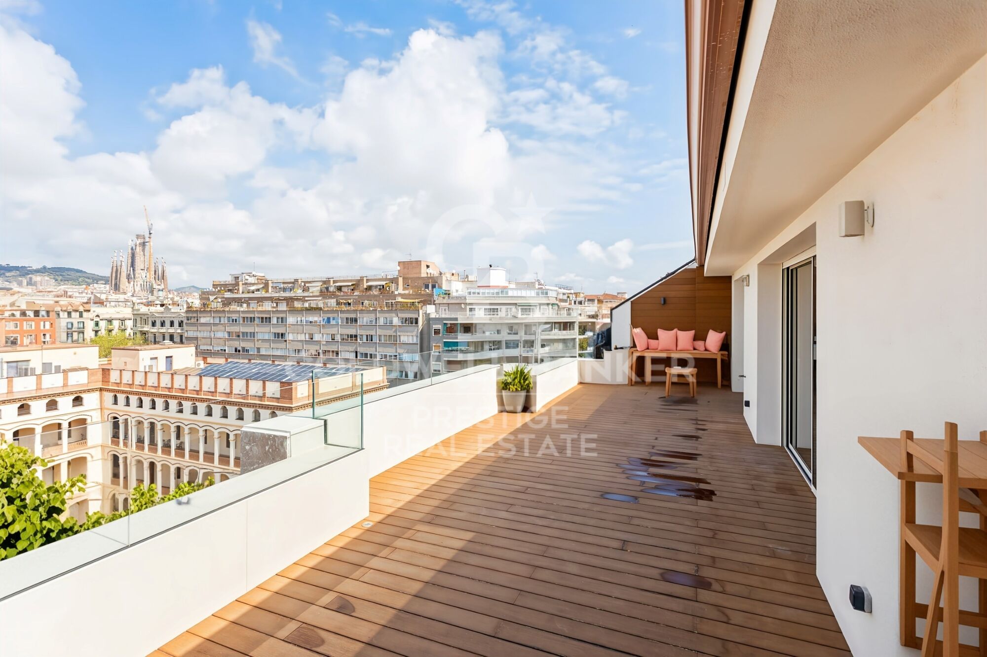 Exclusive penthouse with two terraces at living and bedroom level. Two parking spaces. 'La Dreta de l'Eixample', Barcelona