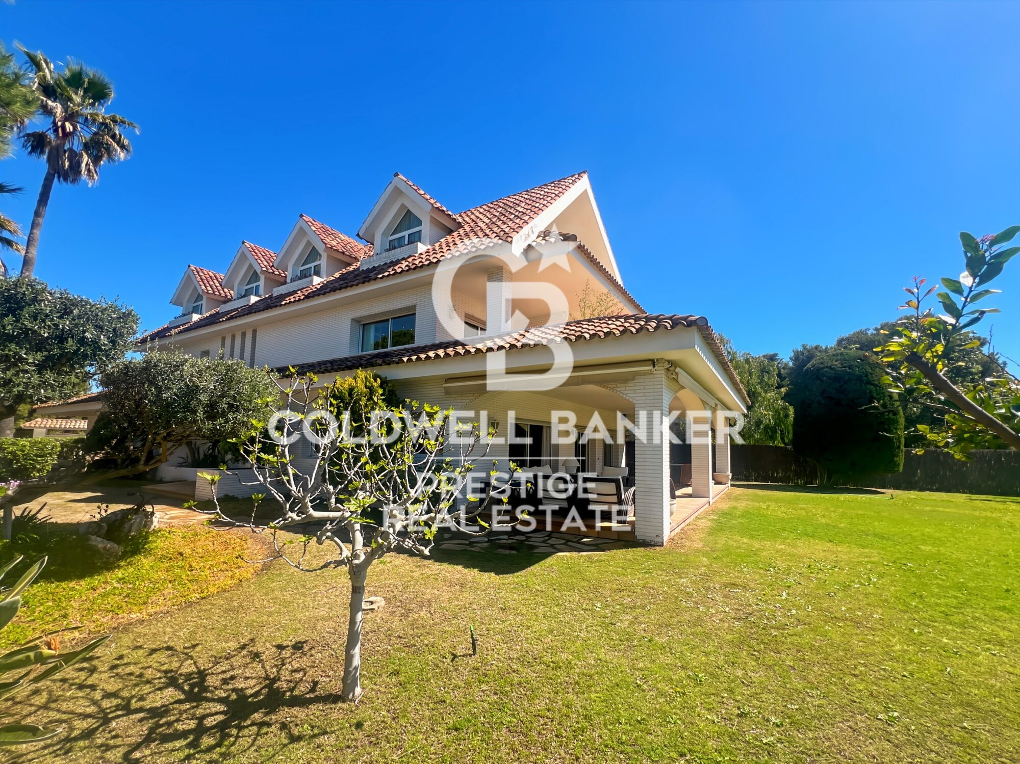 Exclusive Family Villa with Garden and Pool for sale near the Beach of Sitges