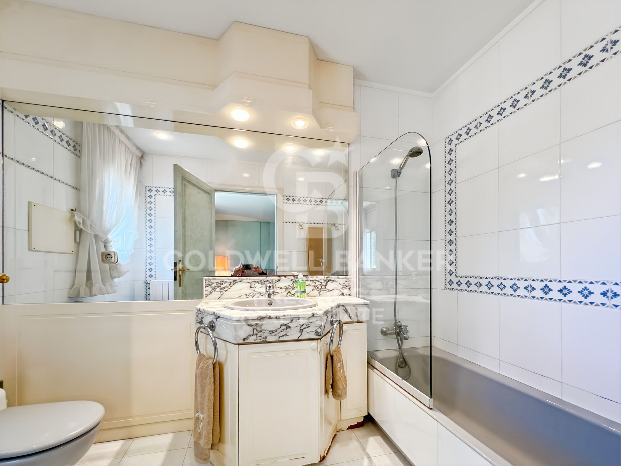 Villa con jardín y piscina a la venta en Terramar Sitges