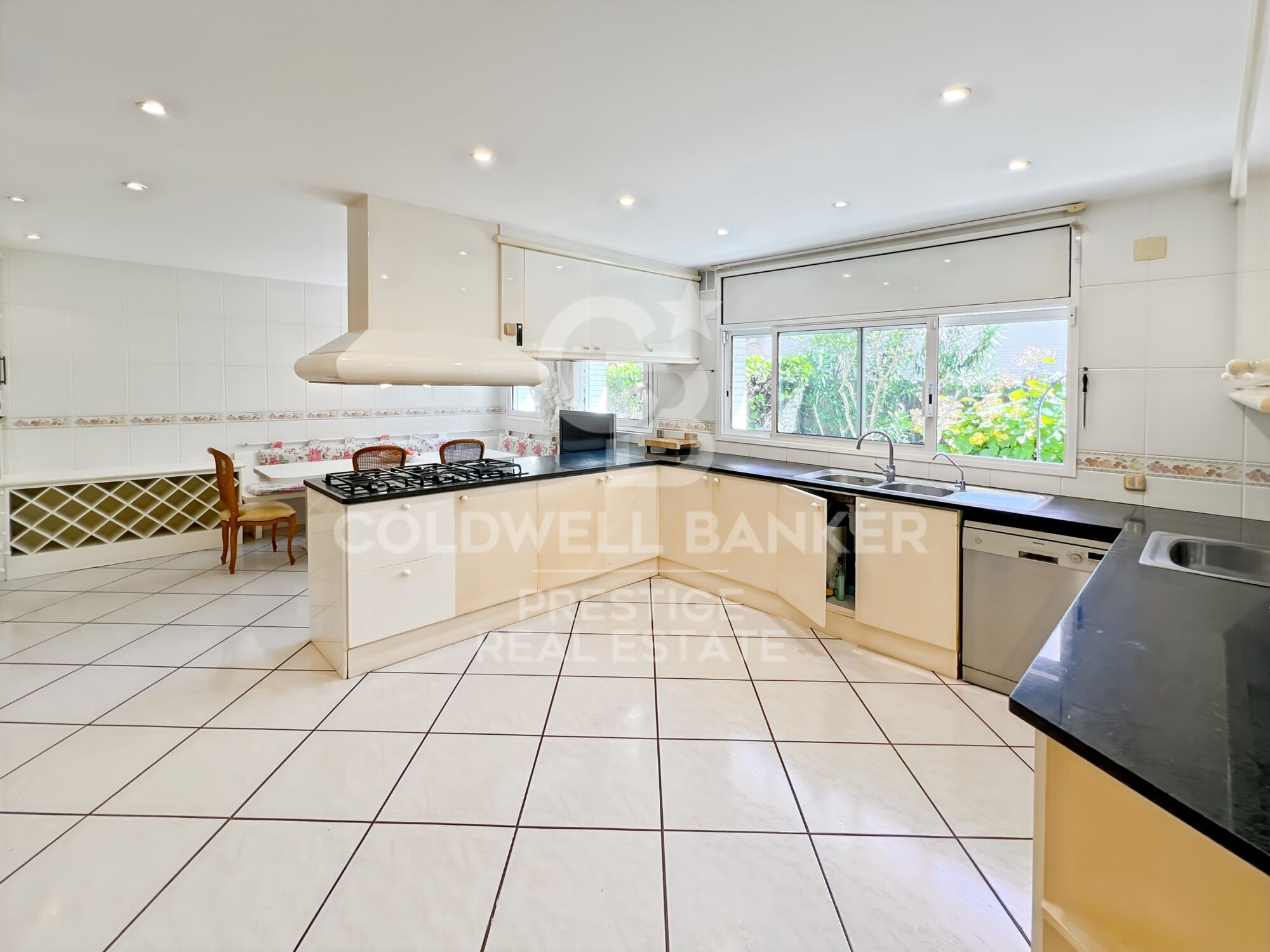 Villa con jardín y piscina a la venta en Terramar Sitges