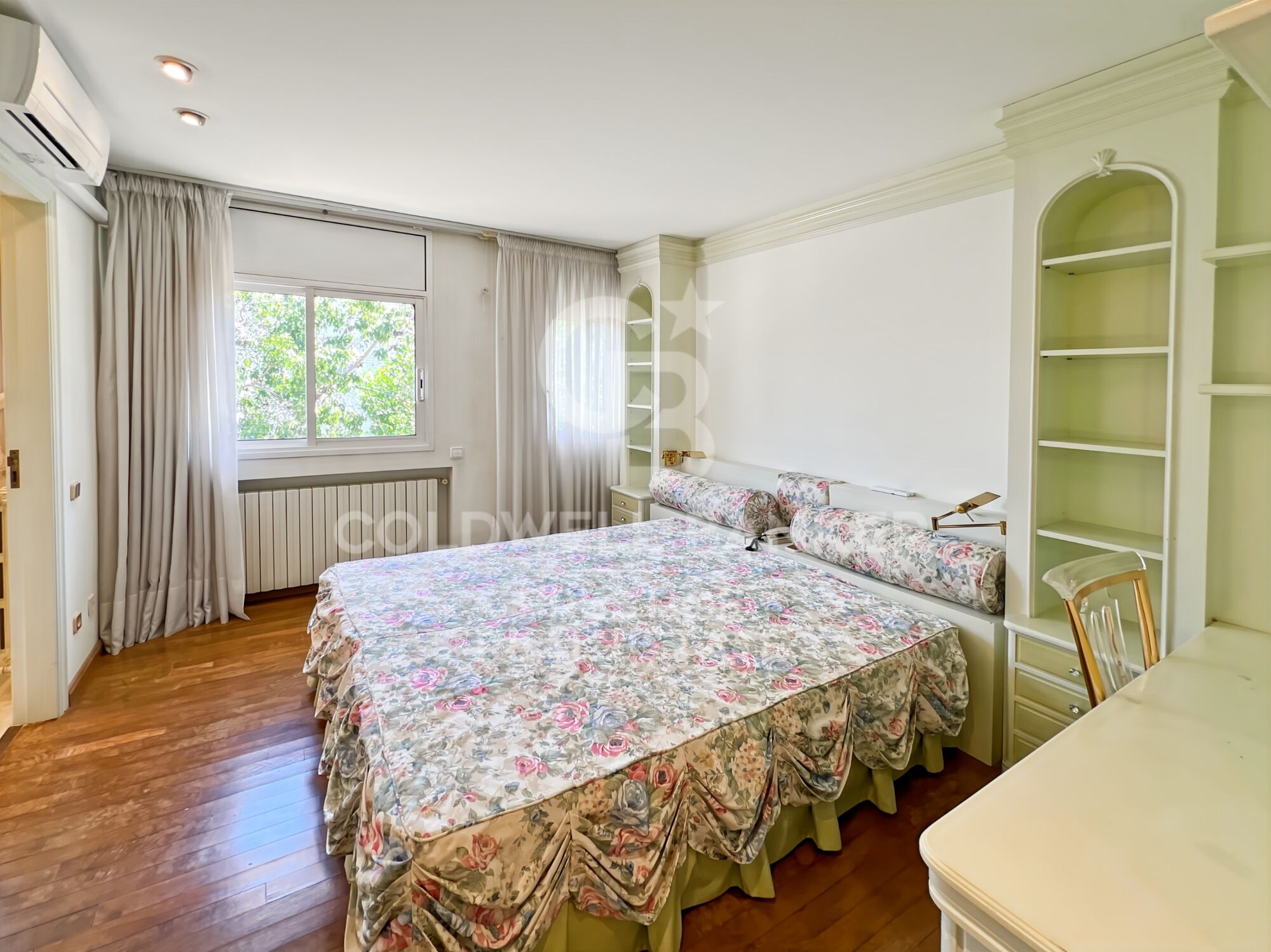 Villa con jardín y piscina a la venta en Terramar Sitges