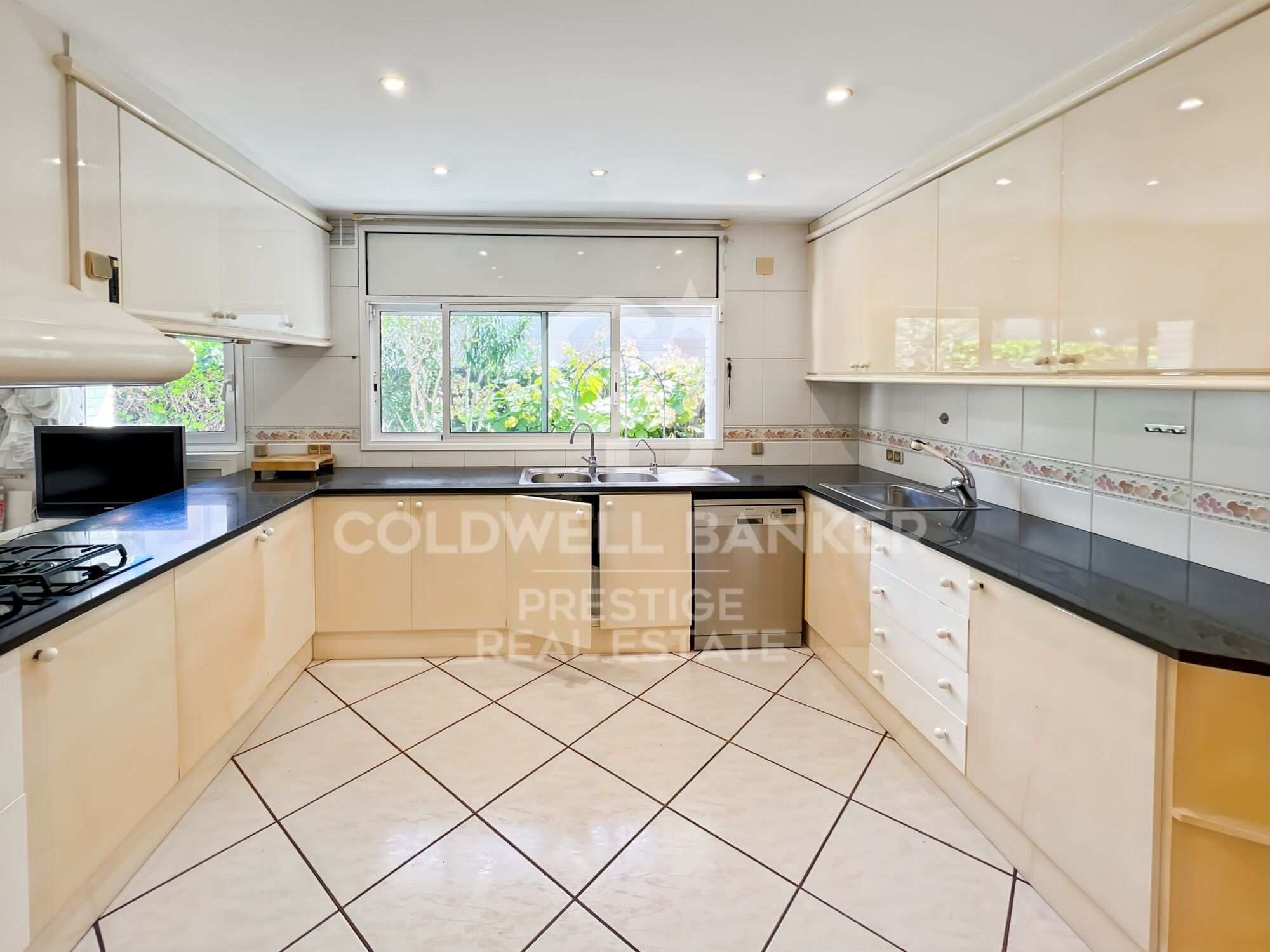 Villa con jardín y piscina a la venta en Terramar Sitges