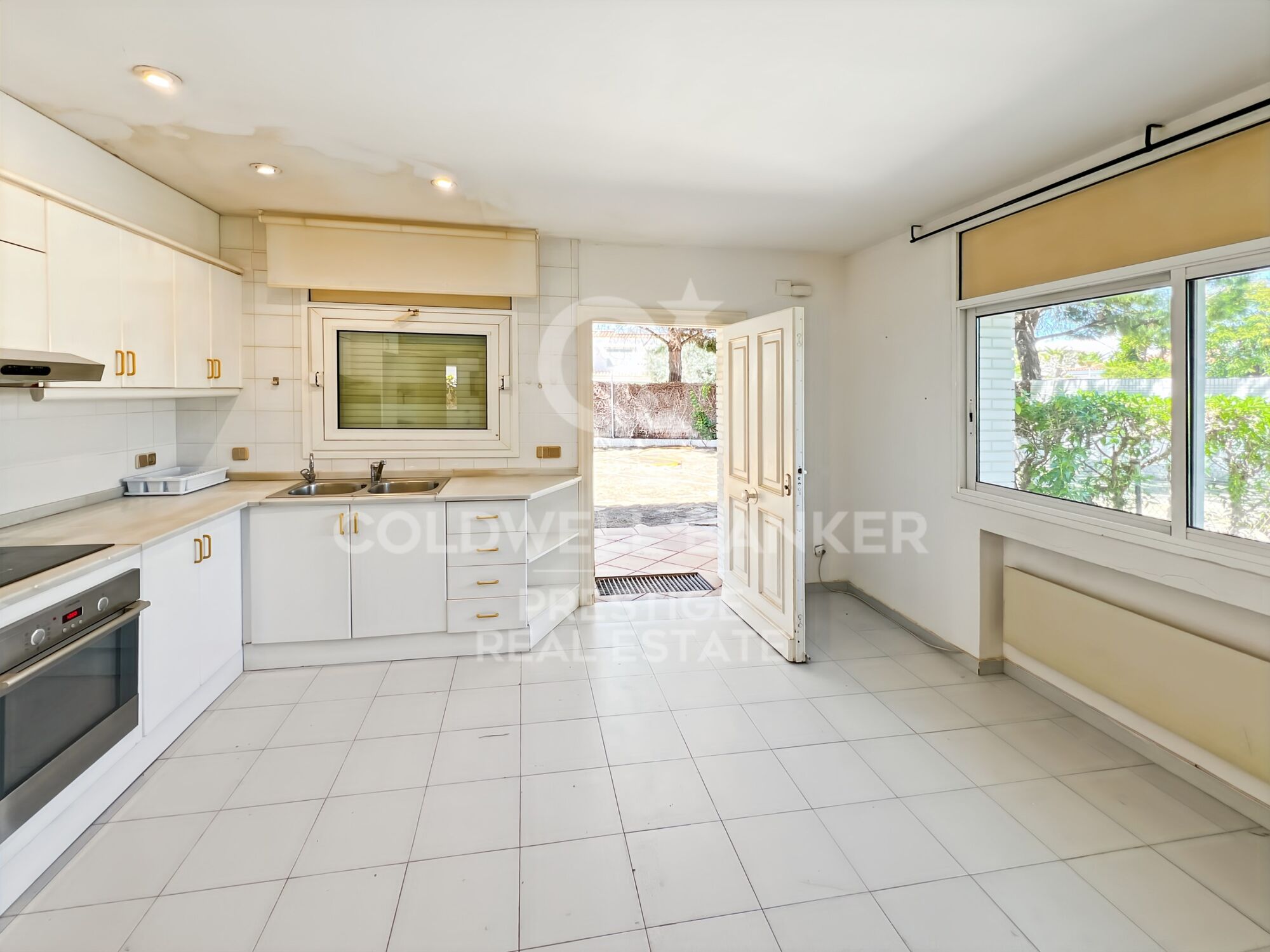 Villa con jardín y piscina a la venta en Terramar Sitges