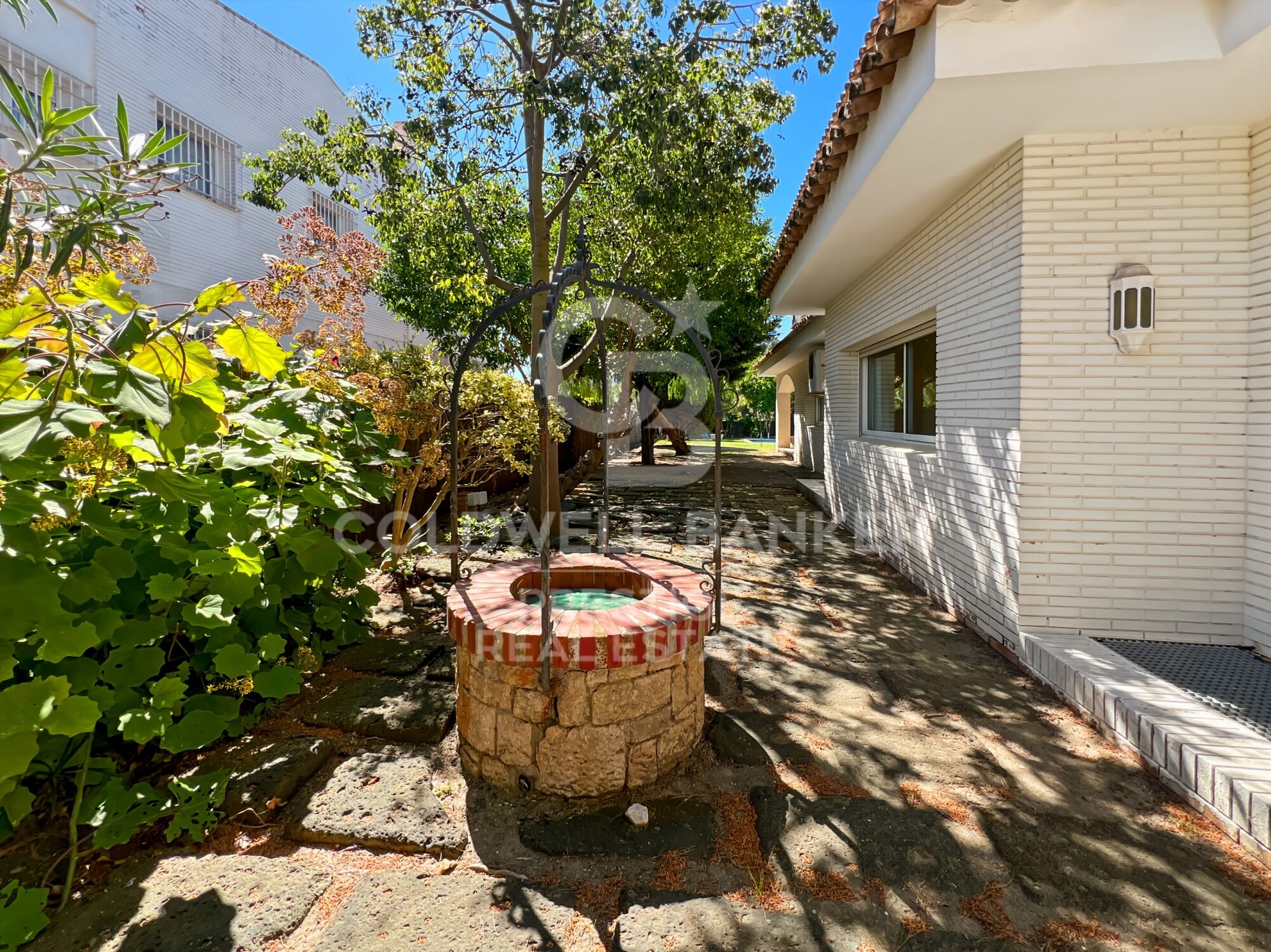 Villa con jardín y piscina a la venta en Terramar Sitges