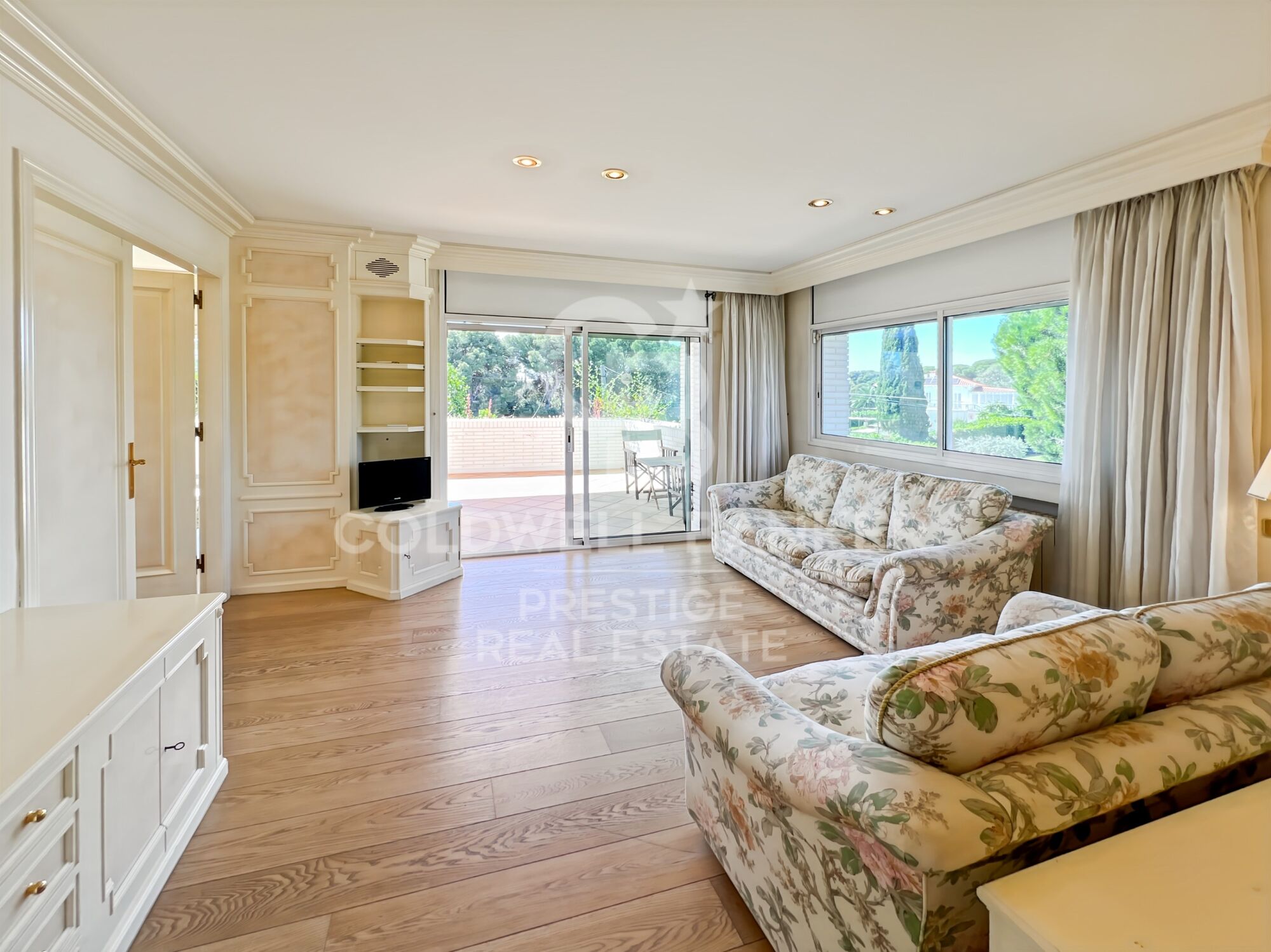 Villa con jardín y piscina a la venta en Terramar Sitges