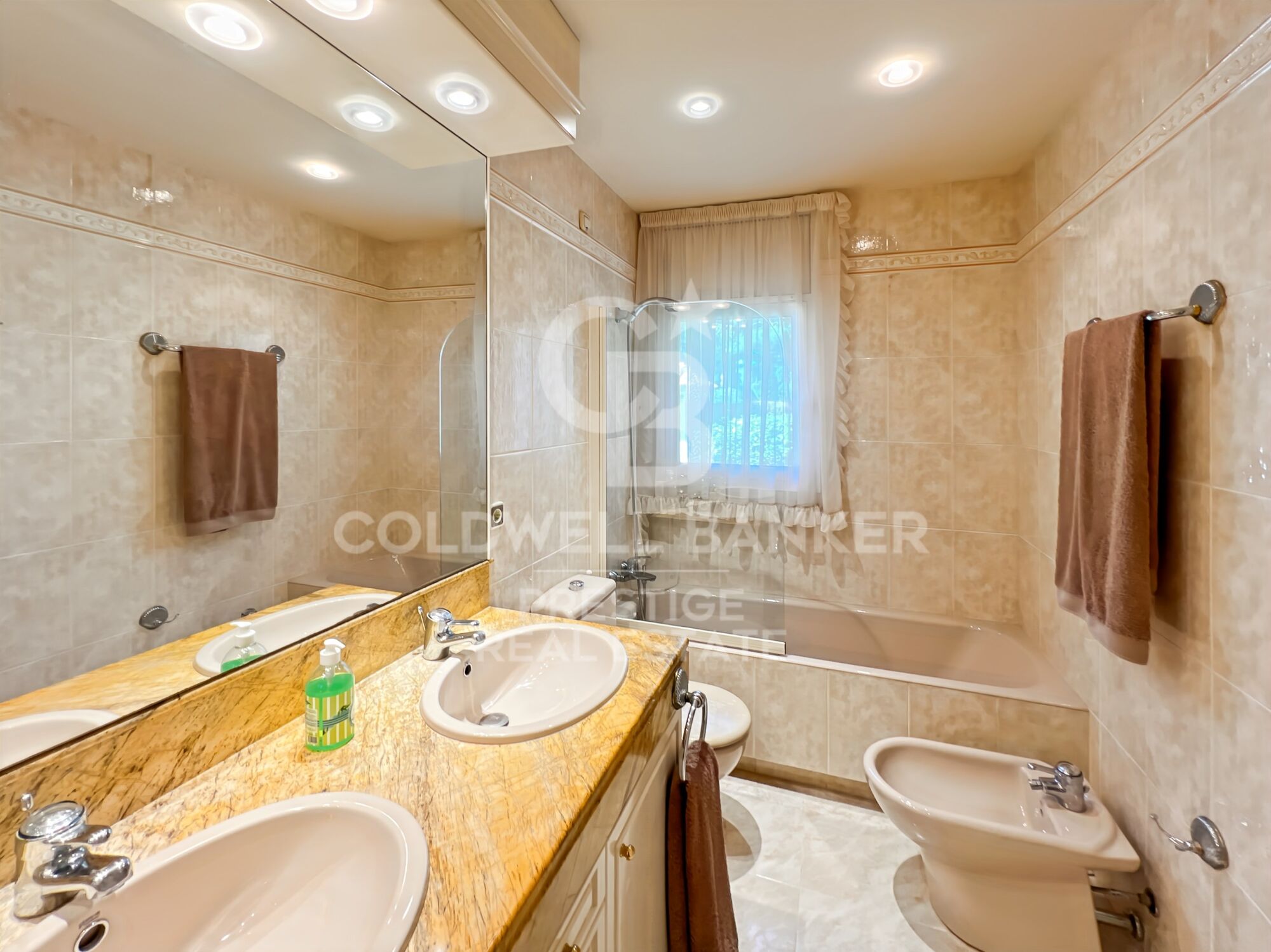 Villa con jardín y piscina a la venta en Terramar Sitges