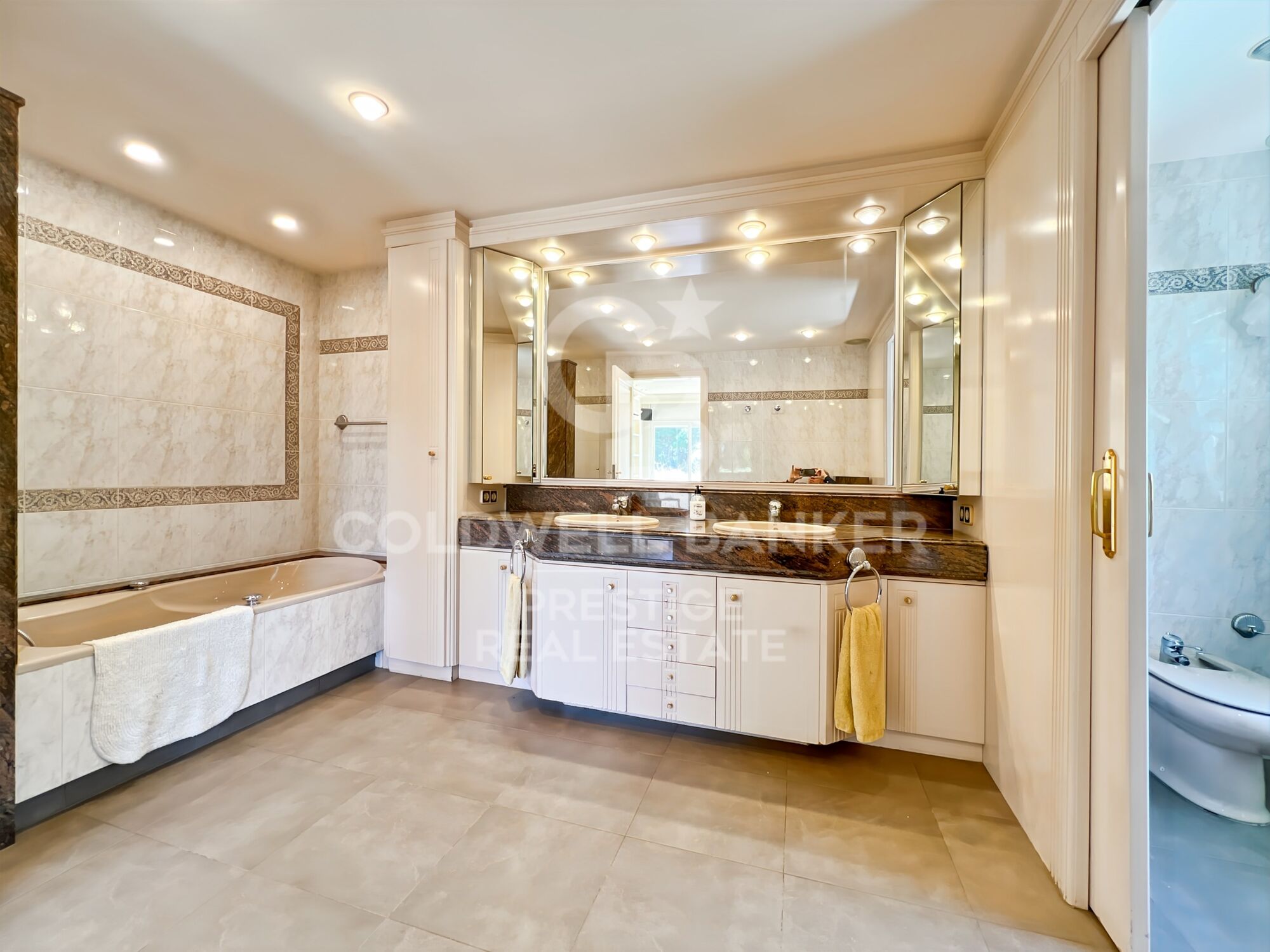 Villa con jardín y piscina a la venta en Terramar Sitges