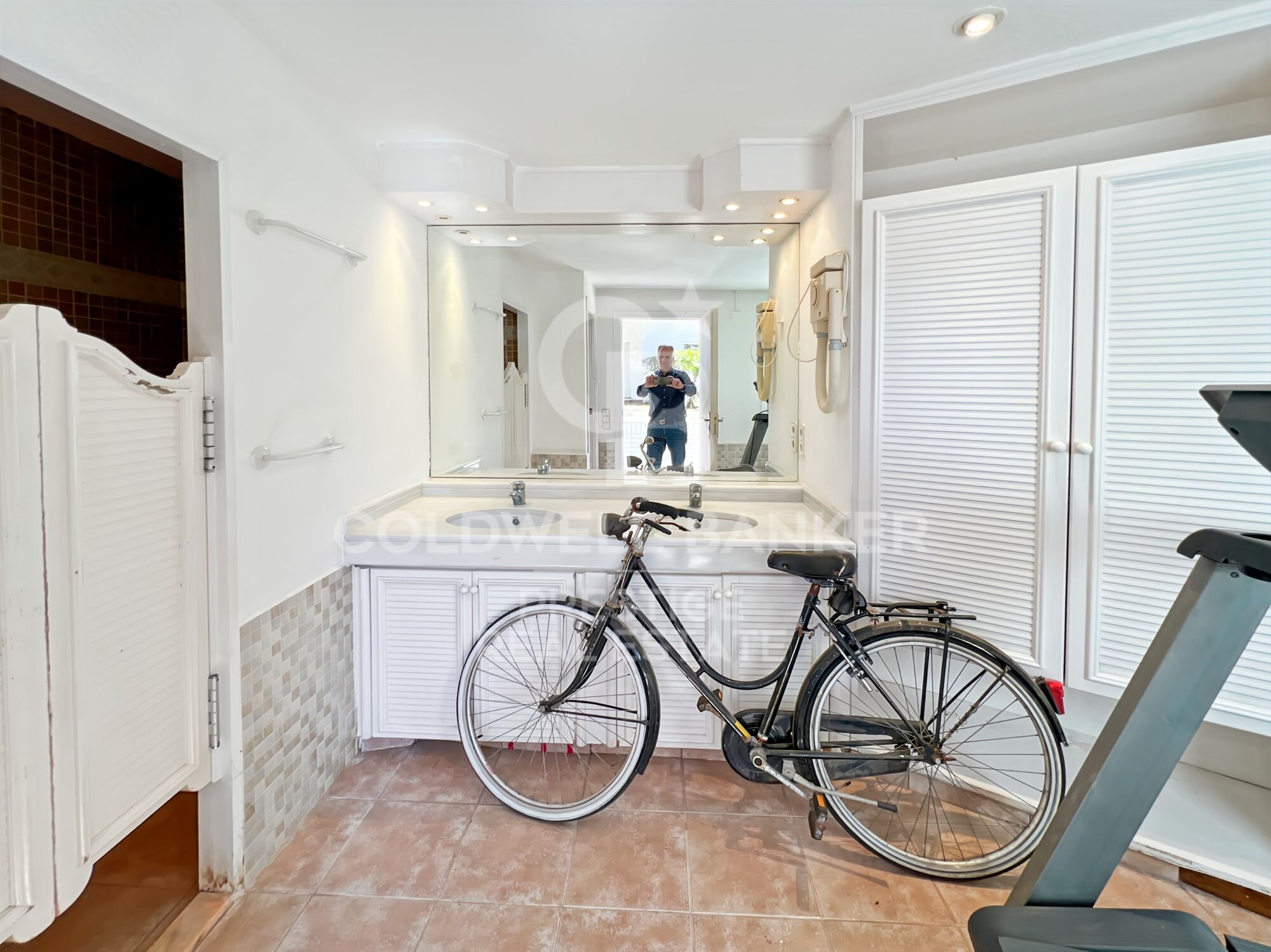 Villa con jardín y piscina a la venta en Terramar Sitges