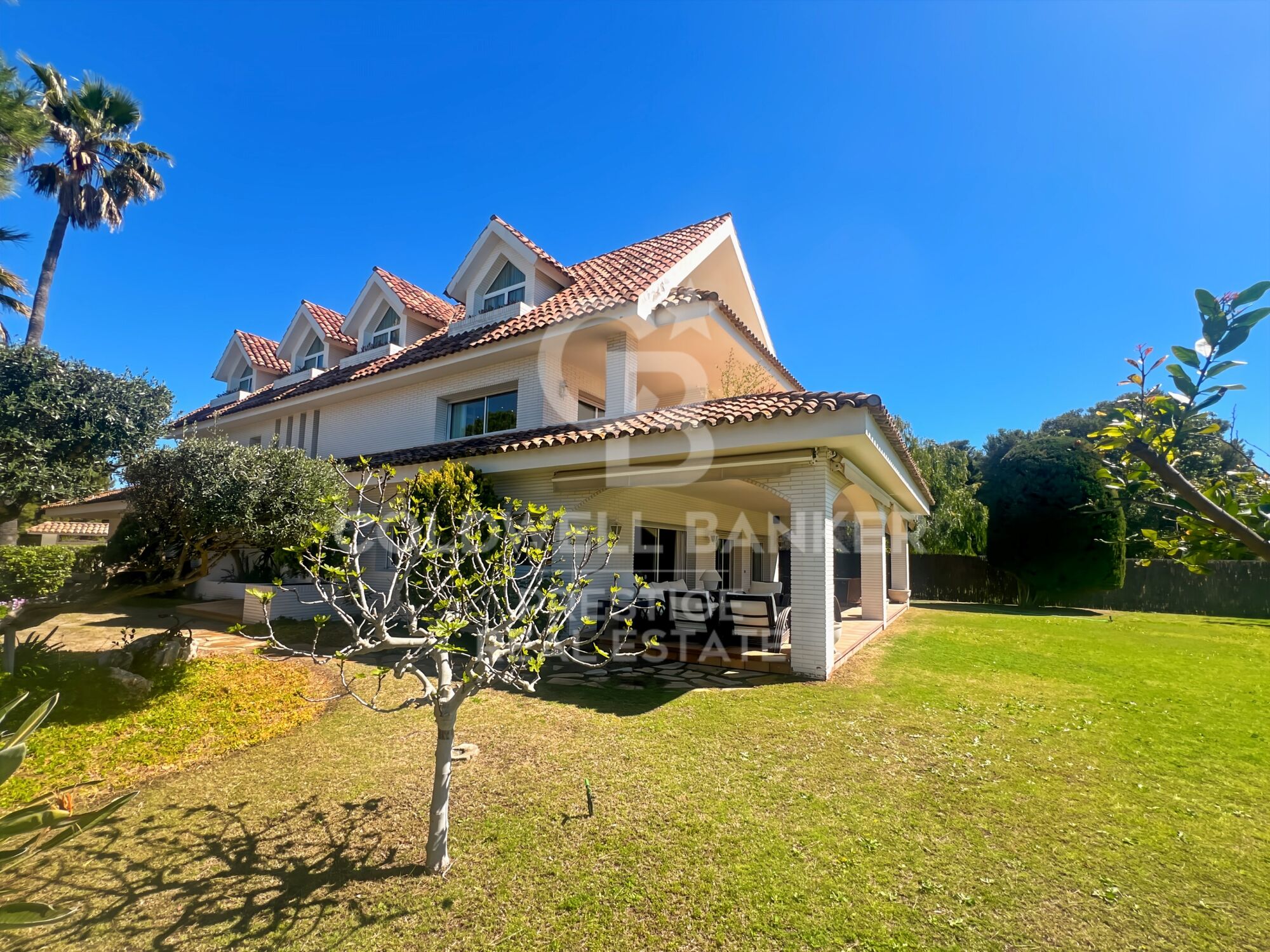 Villa con jardín y piscina a la venta en Terramar Sitges